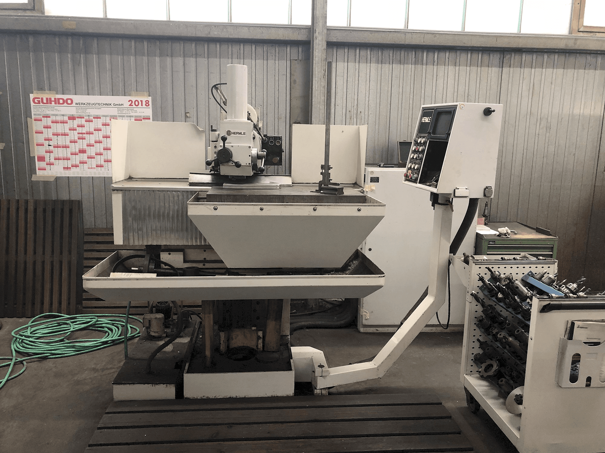 Vooraanzicht van HERMLE UWF 720 machine