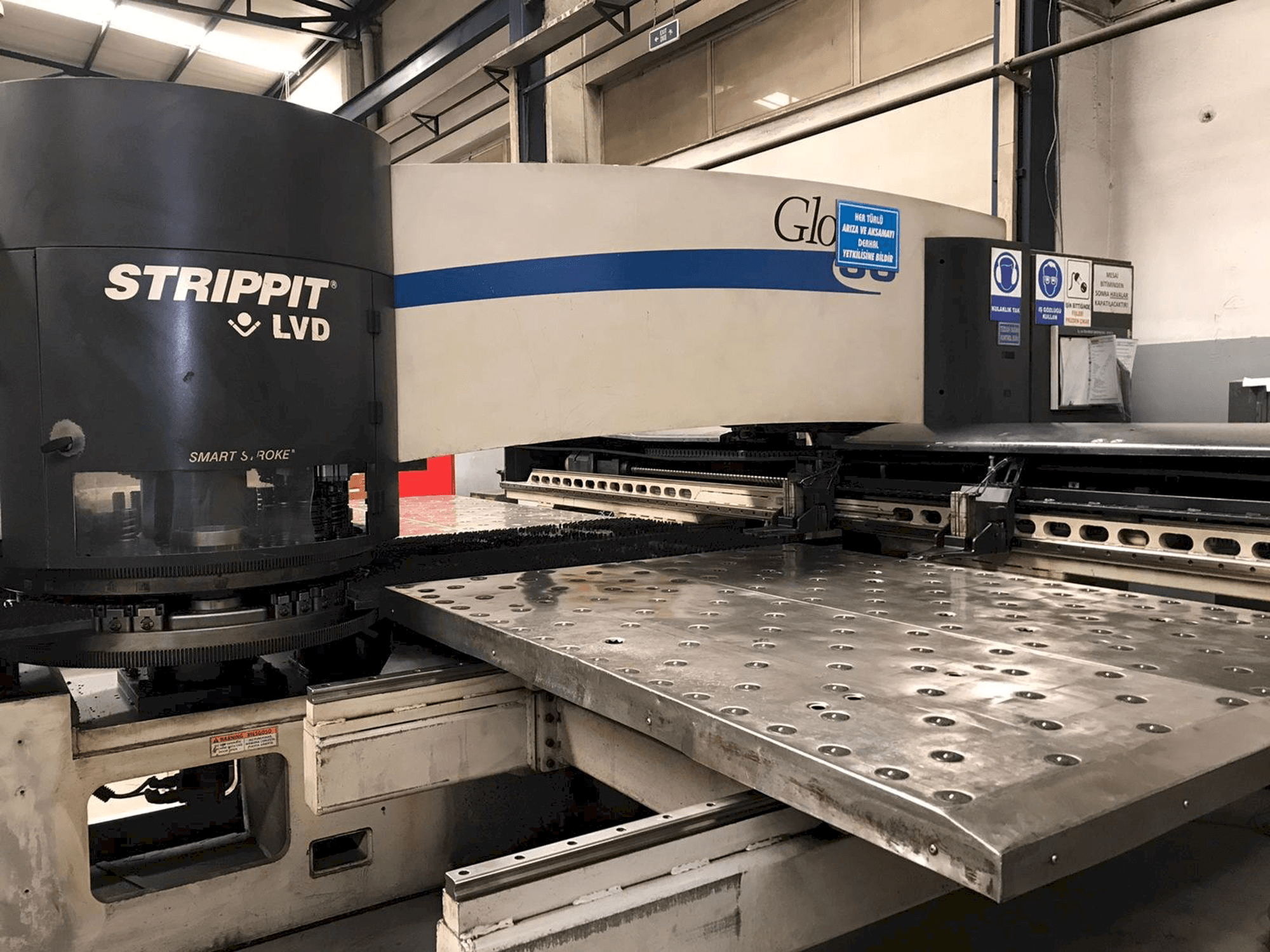 Vooraanzicht van LVD STRIPPIT Global 30 1525 machine