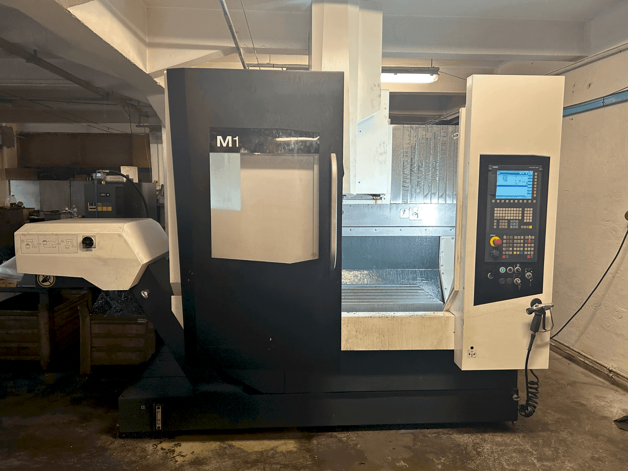 Vooraanzicht van DMG MORI M1 machine