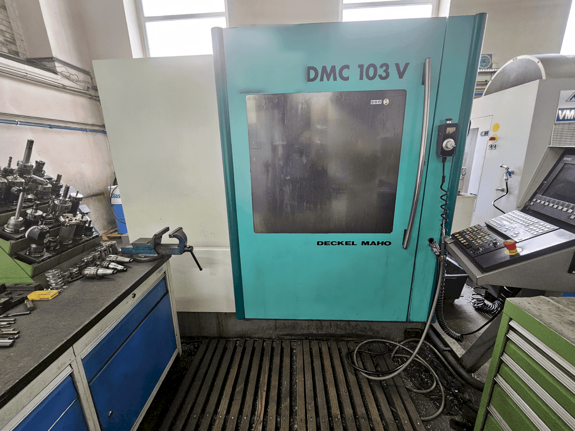 Vooraanzicht van DECKEL MAHO DMC 103V machine