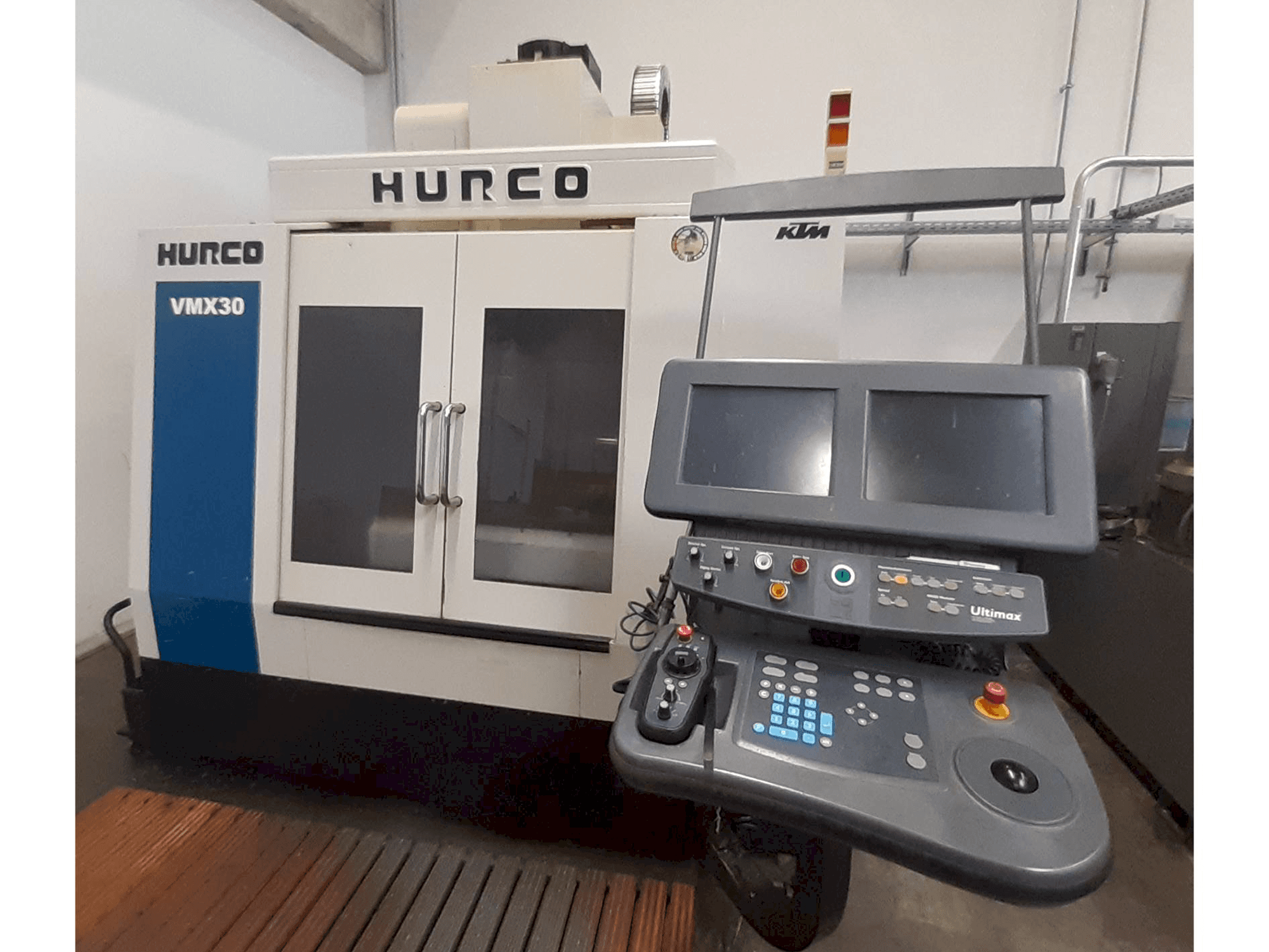 Vooraanzicht van Hurco VMX 30 machine