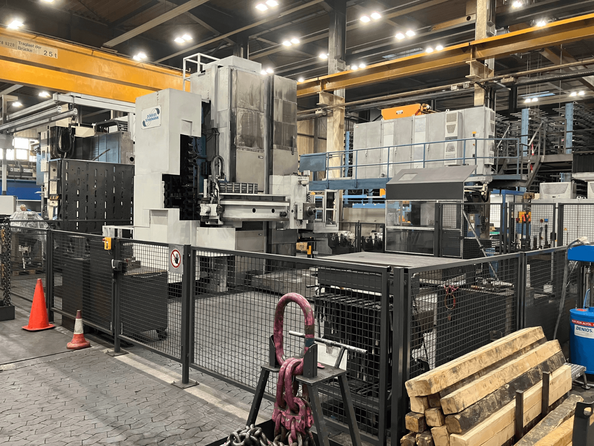 DÖRRIES SCHARMANN Heavycut 1.2 TDV4-boormachine in fabrieksopstelling, zijaanzicht met veiligheidshekken en gereedschap in de buurt.