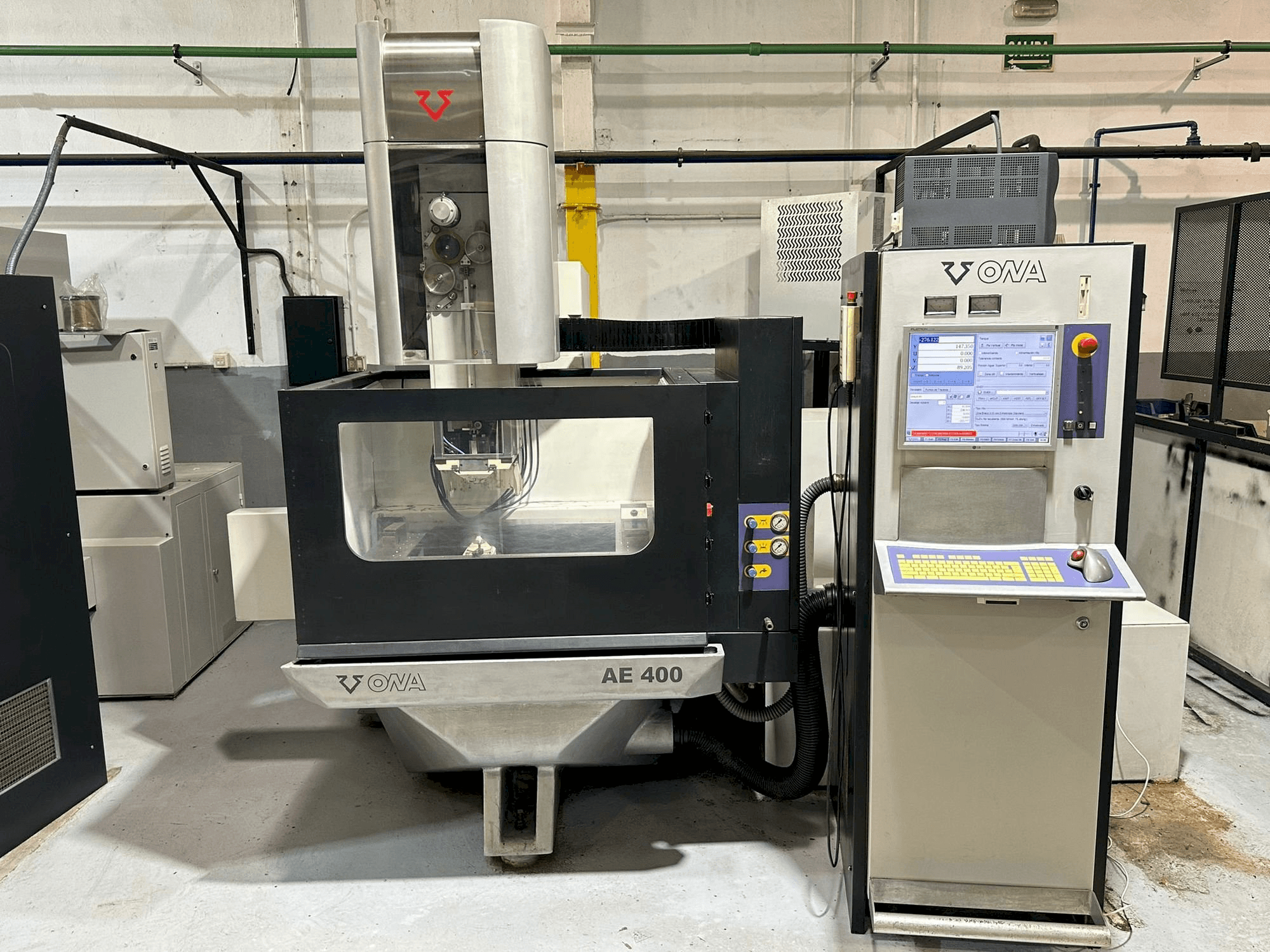 Vooraanzicht van ONA AE400 machine