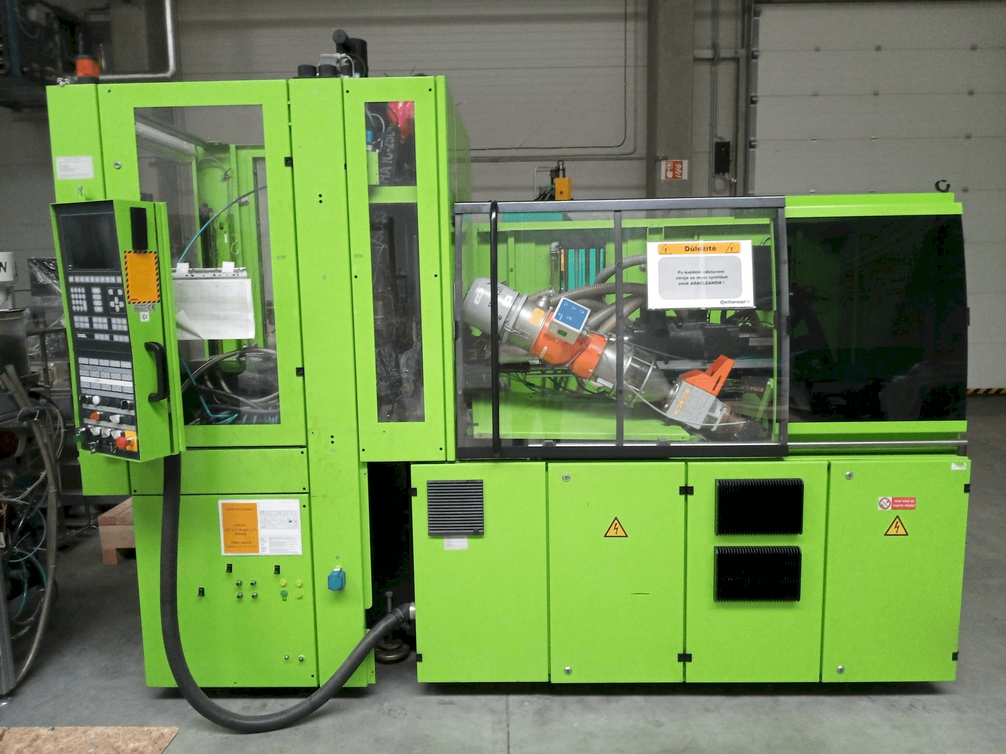 Vooraanzicht van Engel Insert 200H-50 machine
