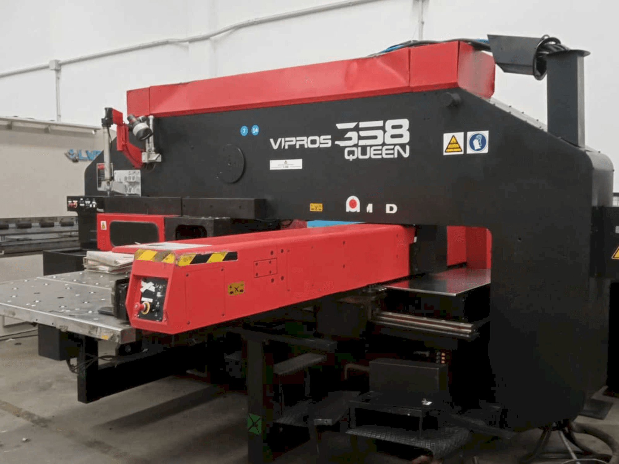 Vooraanzicht van AMADA Vipros 358 Queen machine