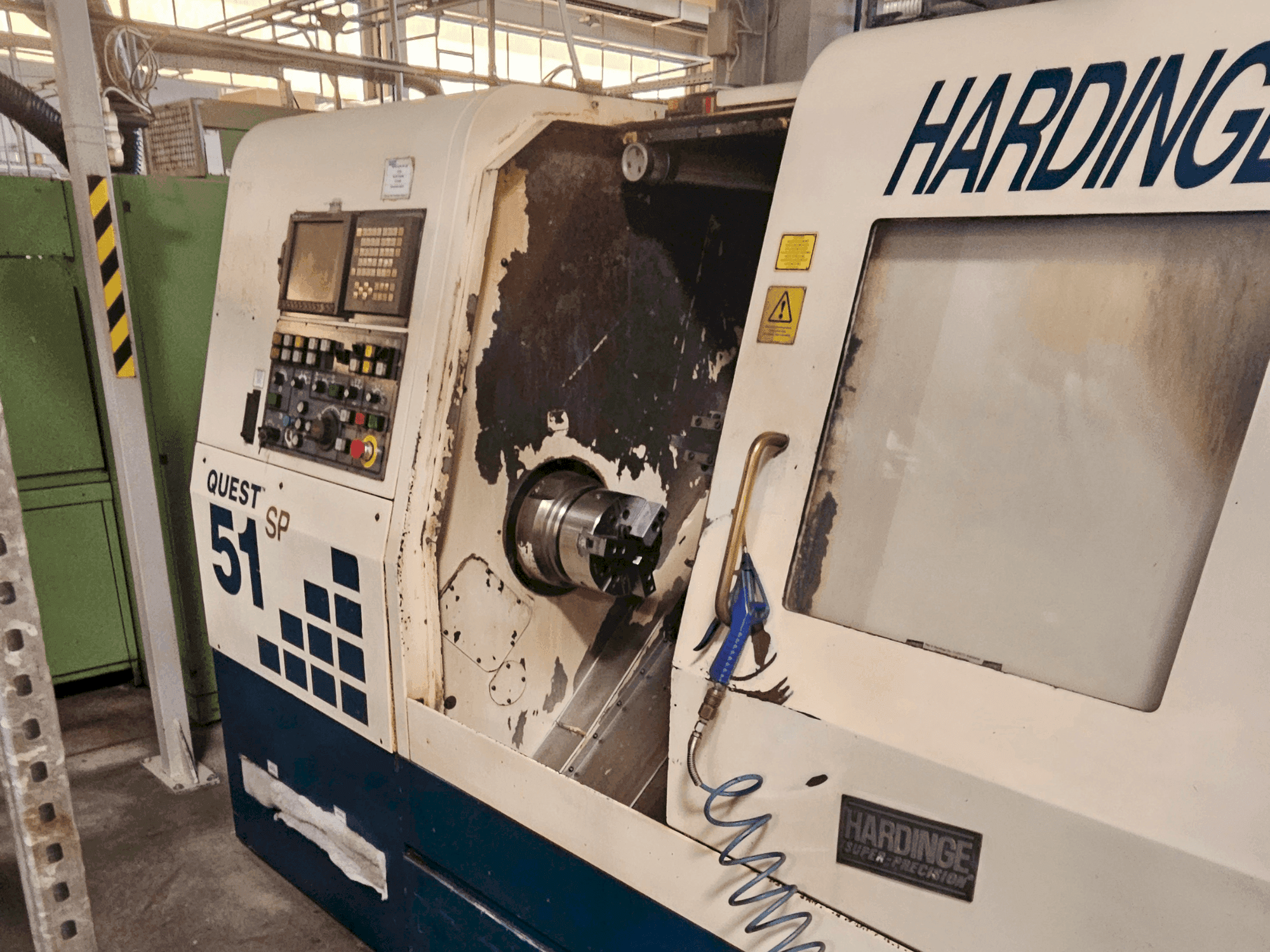 Vooraanzicht van HARDINGE Quest 51 SP machine