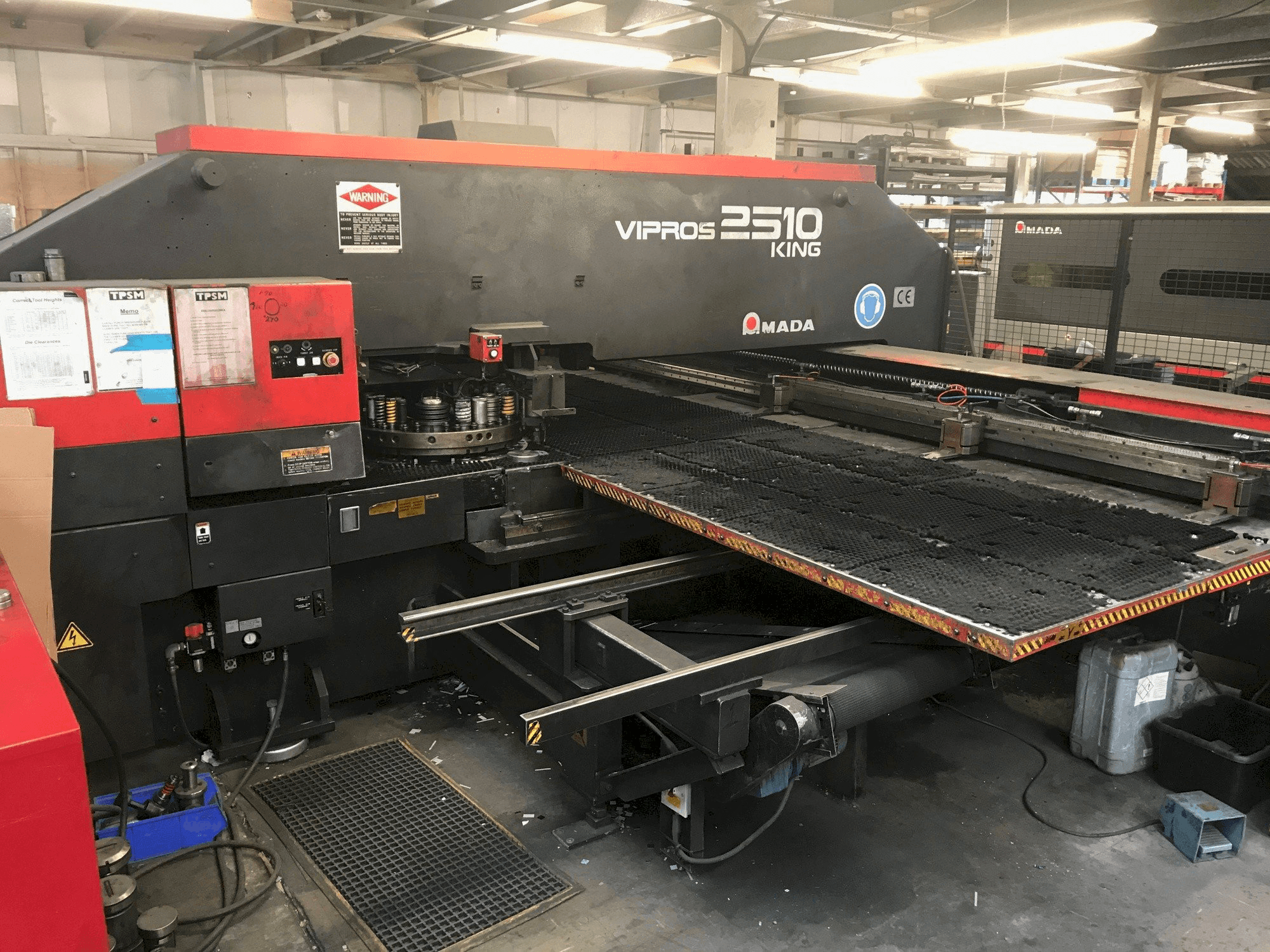 Vooraanzicht van AMADA VIPROS 2510 KING machine