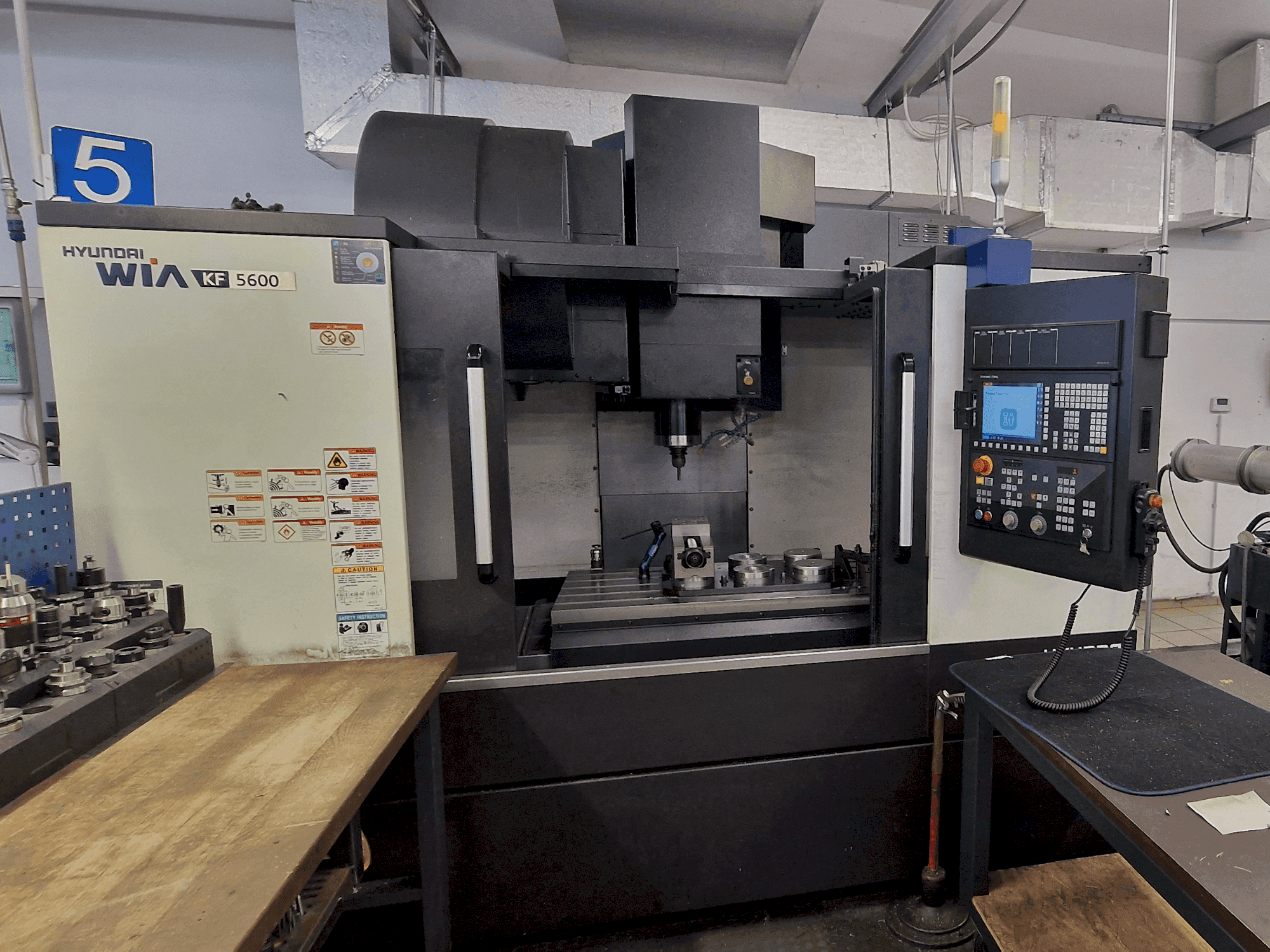 Vooraanzicht van Hyundai WIA KF 5600 machine