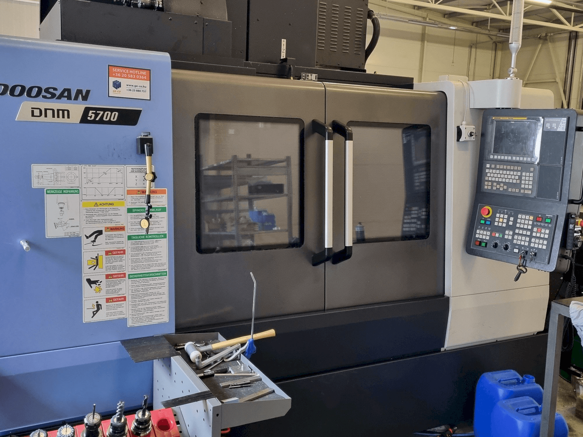 Vooraanzicht van DOOSAN DNM 5700 machine