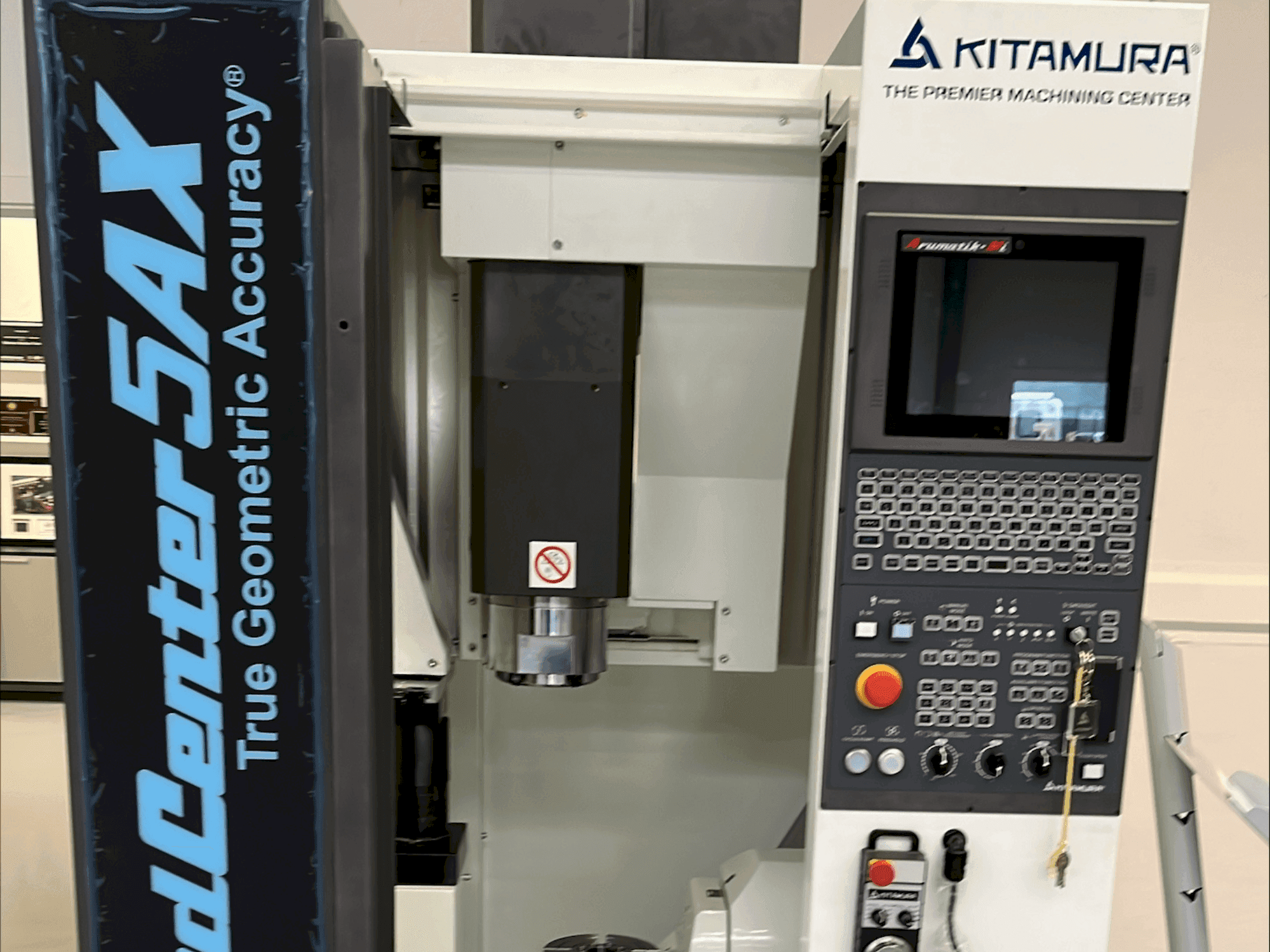 Vooraanzicht van Kitamura Medcenter 5AX machine