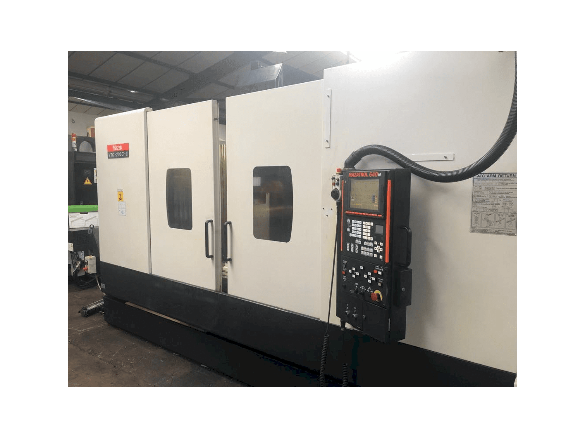 Vooraanzicht van Mazak VTC-200C-II machine