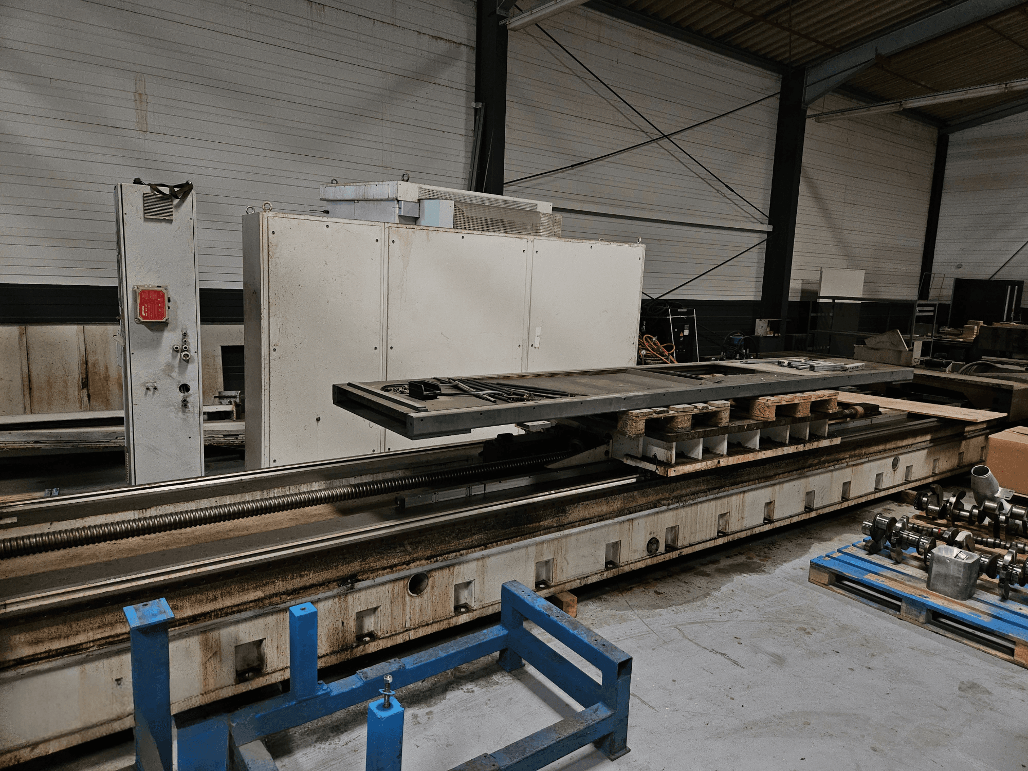 SHW UFZ 6L bedfreesmachine van voren gezien, met de grote freestafel en het bedieningspaneel.