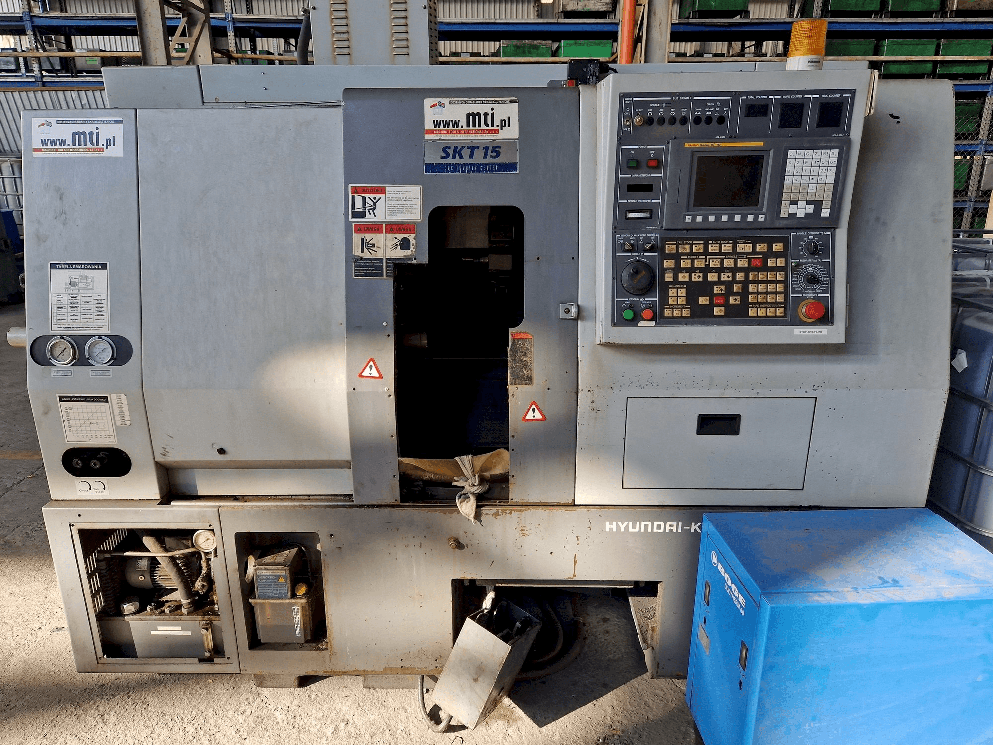 Vooraanzicht van HYUNDAI KIA SKT 15 machine