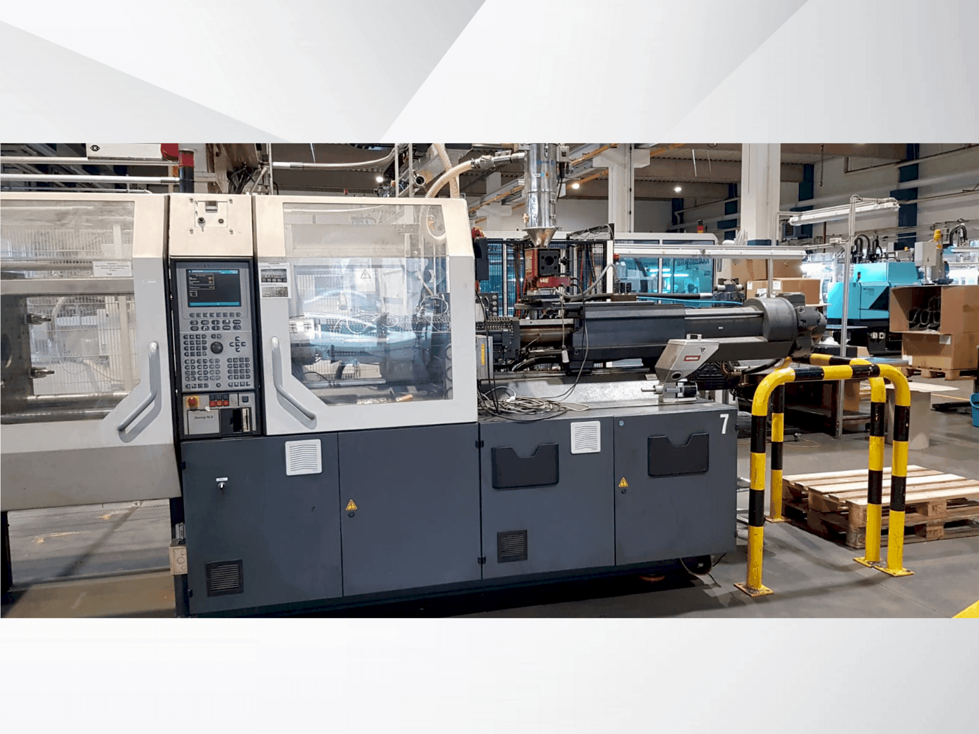 Vooraanzicht van DEMAG Concept 200/500-840 + W711 machine