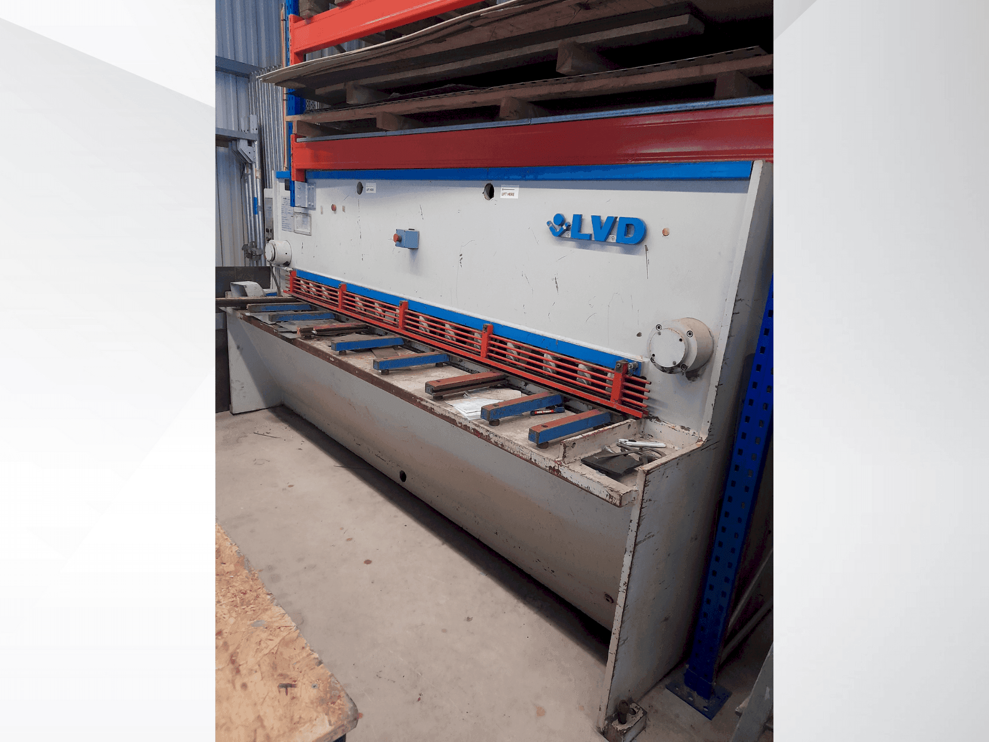 Zijaanzicht van LVD HST 25/6 machine
