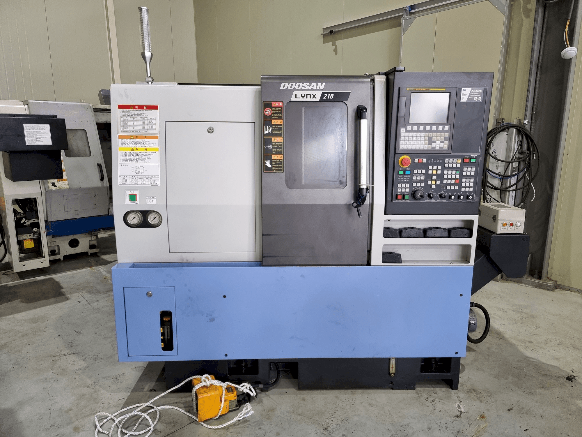 Vooraanzicht van Doosan LYNX 210 machine