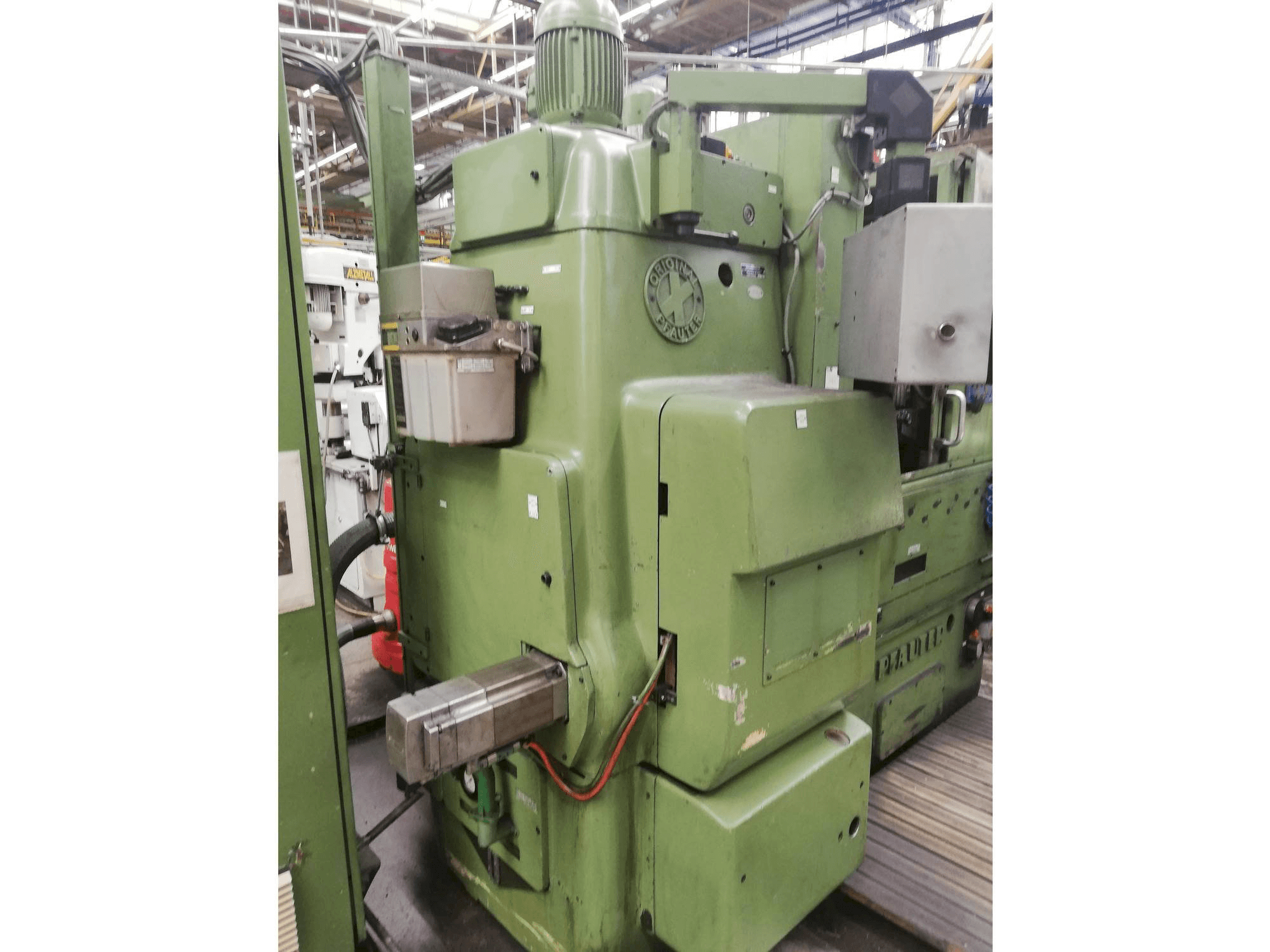 Vooraanzicht van Pfauter P400 machine