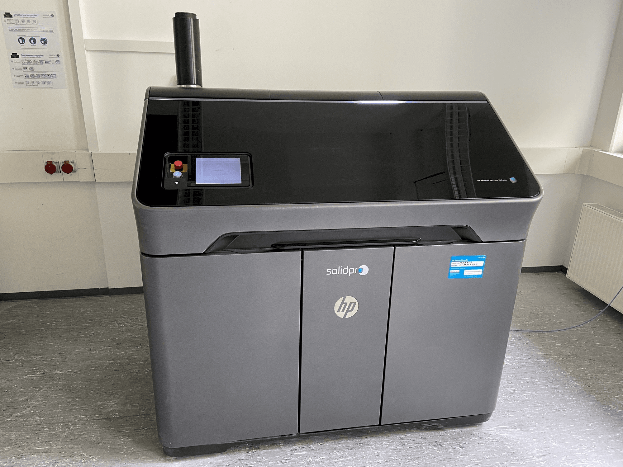 Vooraanzicht van HP Jet Fusion 580 Color 3D printer machine