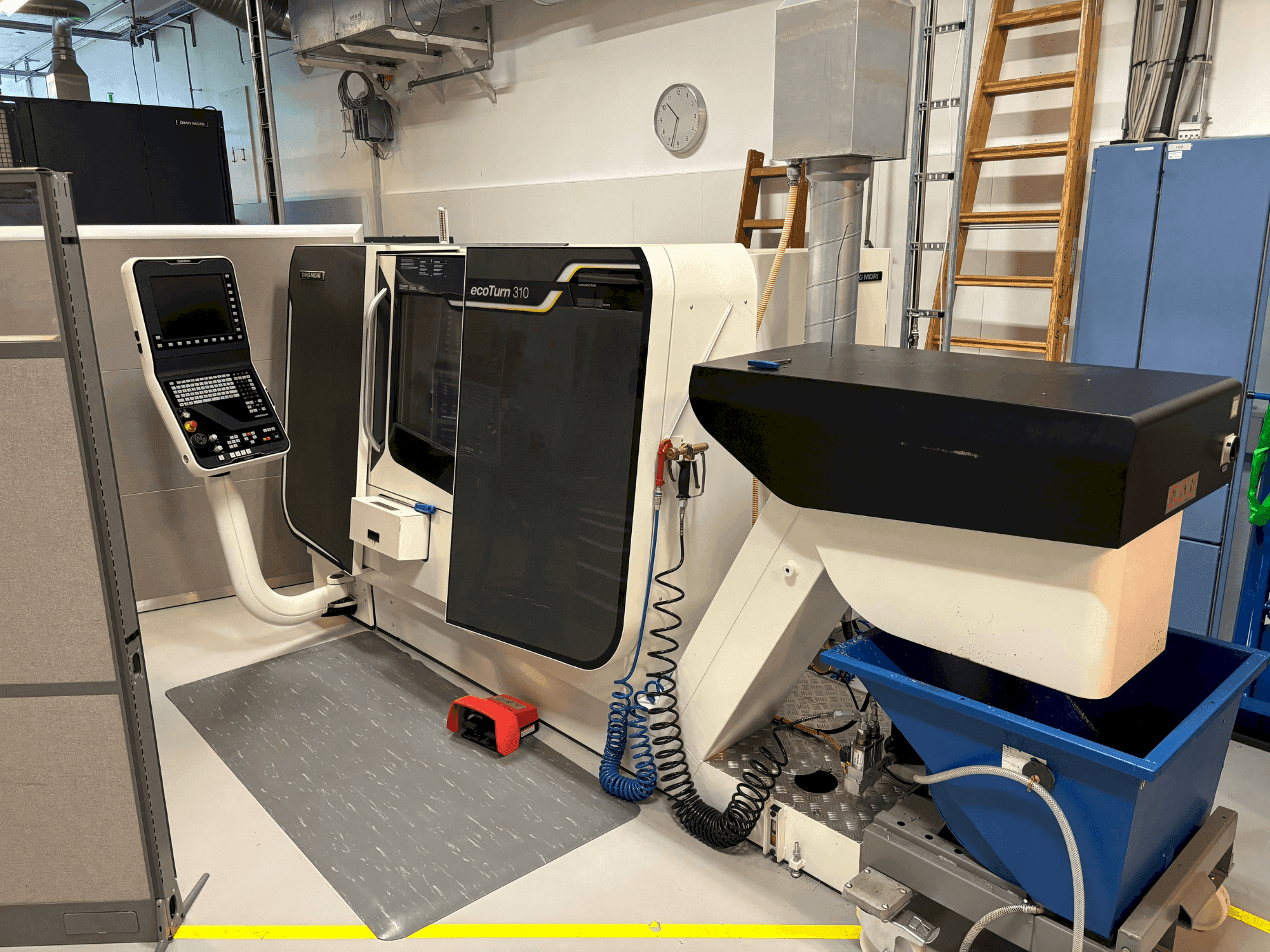 Vooraanzicht van DMG MORI ECOTURN 310 V3 machine