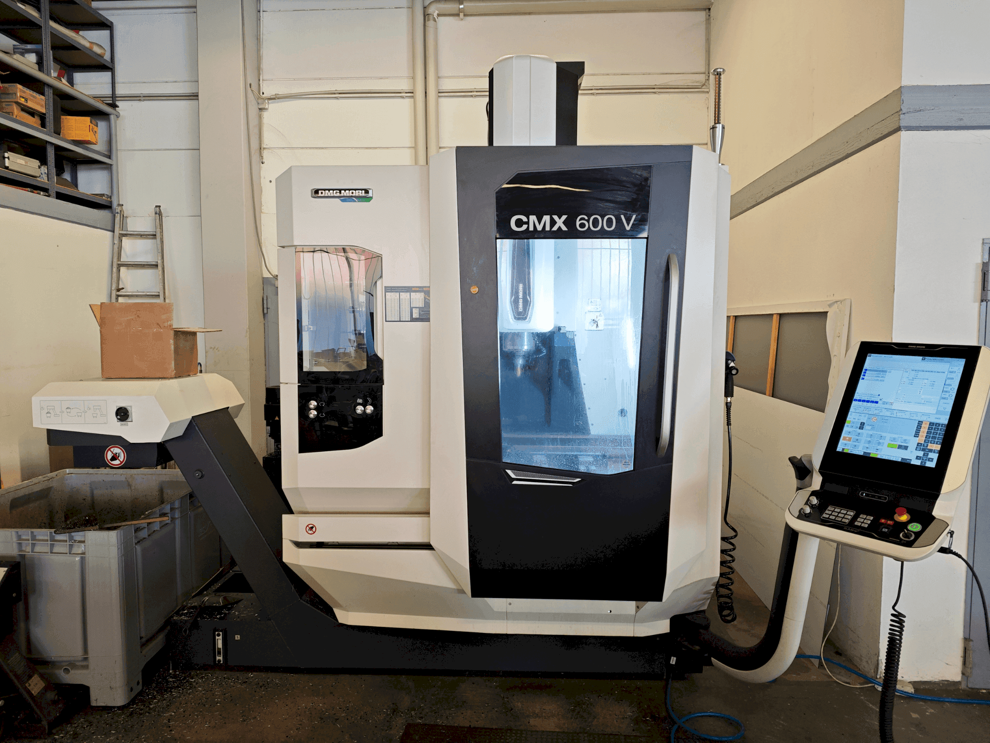 Vooraanzicht van DMG MORI CMX 600 V machine