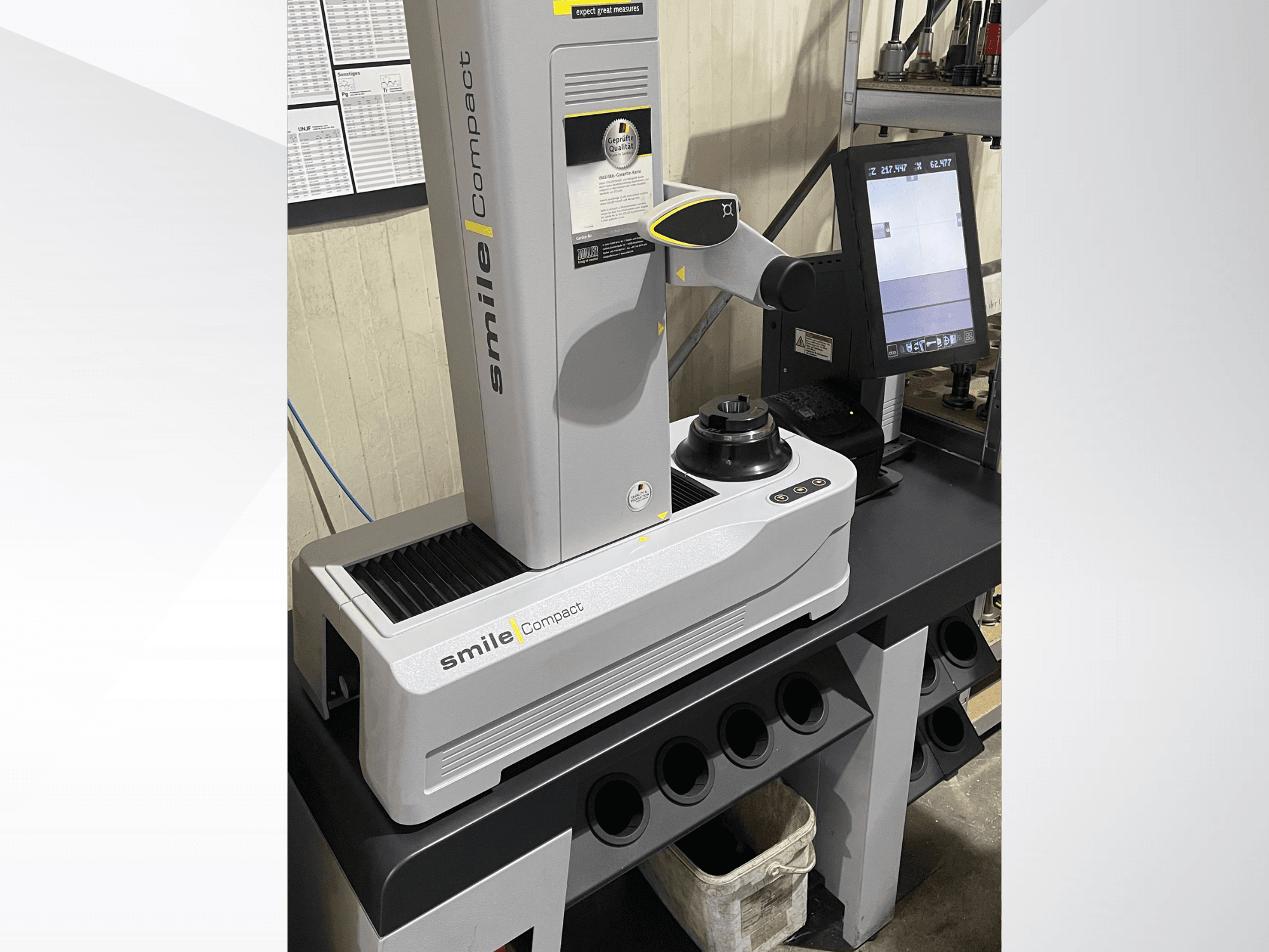 Zoller smileCompact-bewerkingsmachine in vooraanzicht, voorzien van een digitaal scherm en precisiemeetcomponenten.