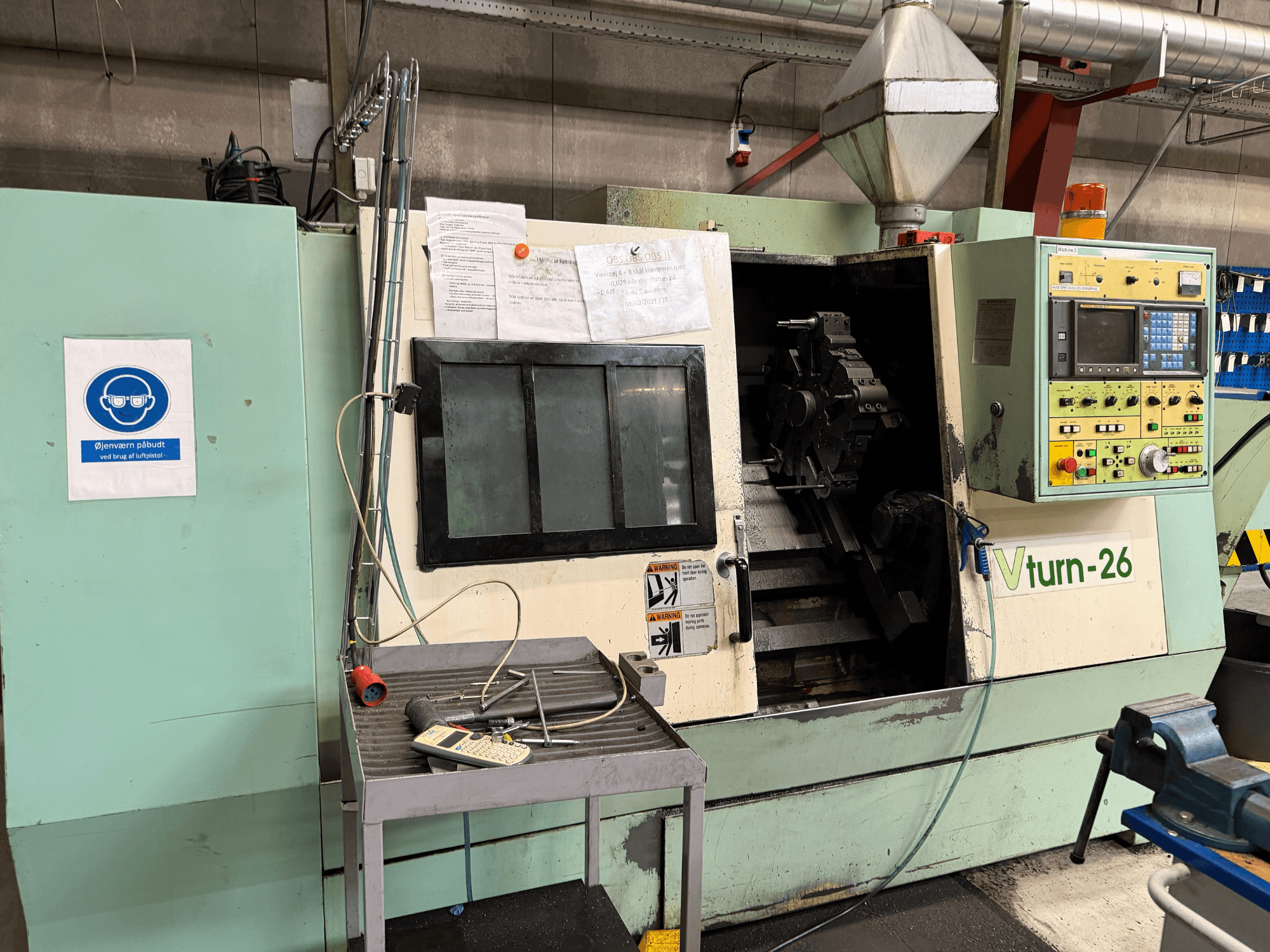 Vooraanzicht van de VICTORY VTurn-26 horizontale draaimachine, waarbij het bedieningspaneel, het werkgebied en de veiligheidsborden zichtbaar zijn.