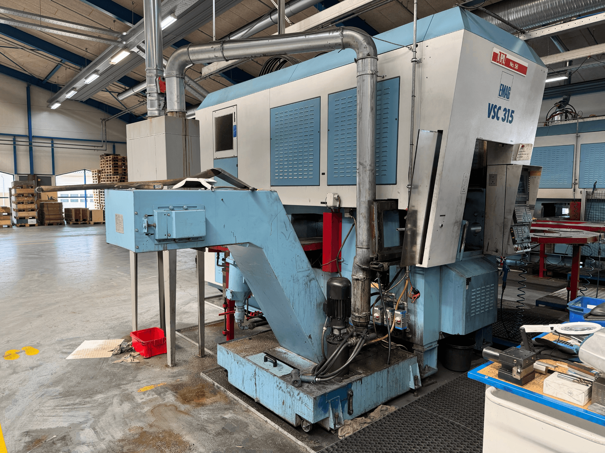Verticale draaimachine EMAG VSC 315 in zijaanzicht, met het bedieningspaneel, het koelsysteem en de machinestructuur.