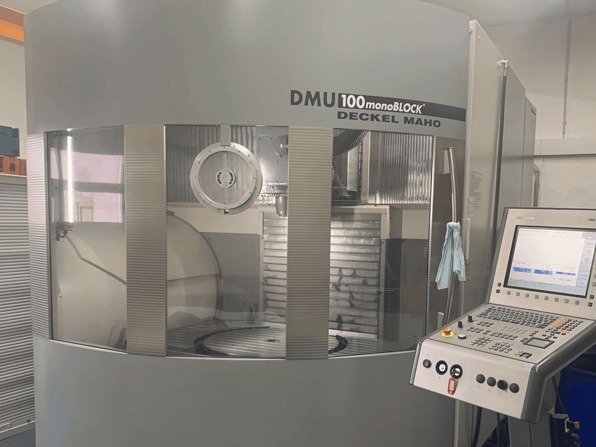 Vooraanzicht van DMG DECKEL MAHO 100T Monoblock machine