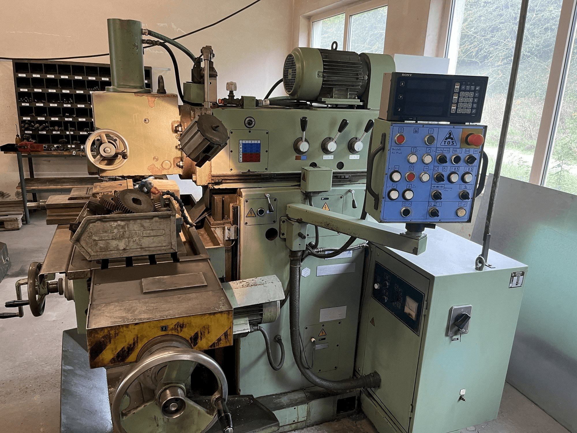 Vooraanzicht van TOS FGS 25 machine