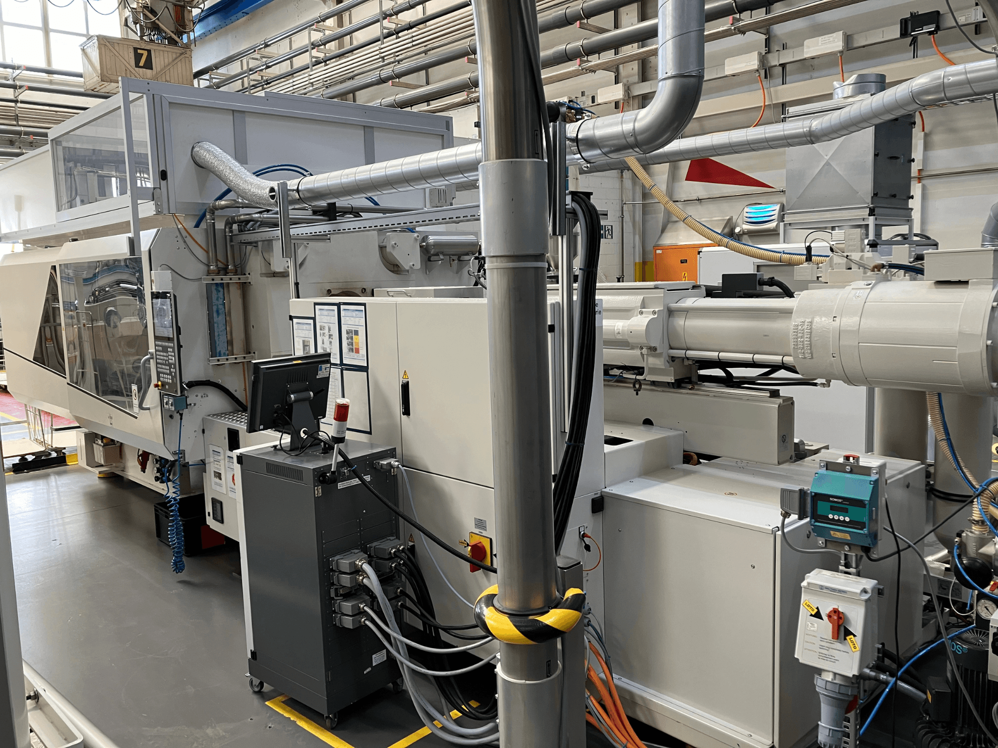 Industriële machines met bedieningspaneel, vooraanzicht, met leidingen, elektrische onderdelen en veiligheidsfuncties.