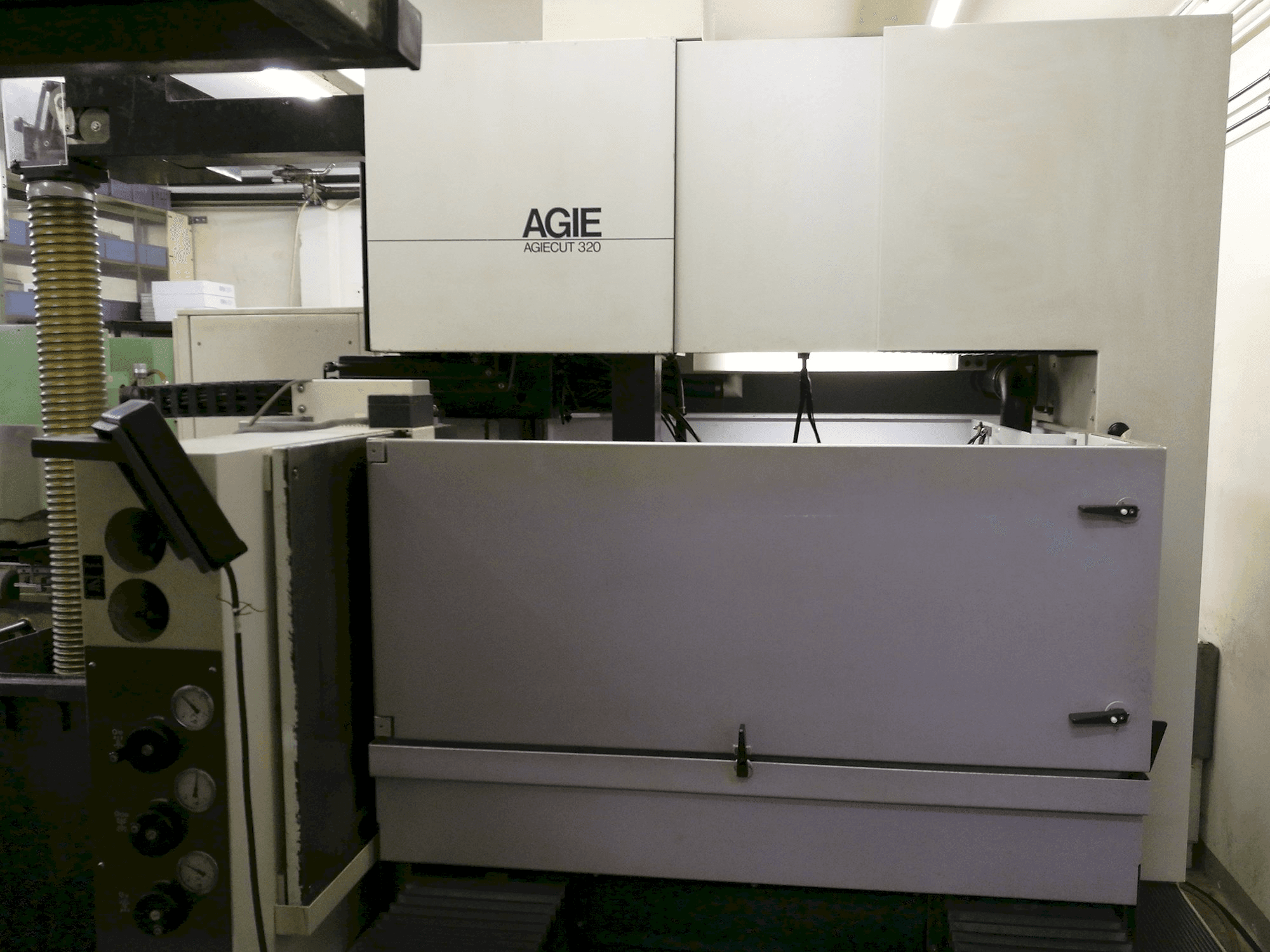 Vooraanzicht van AGIE AGIECUT 320 machine