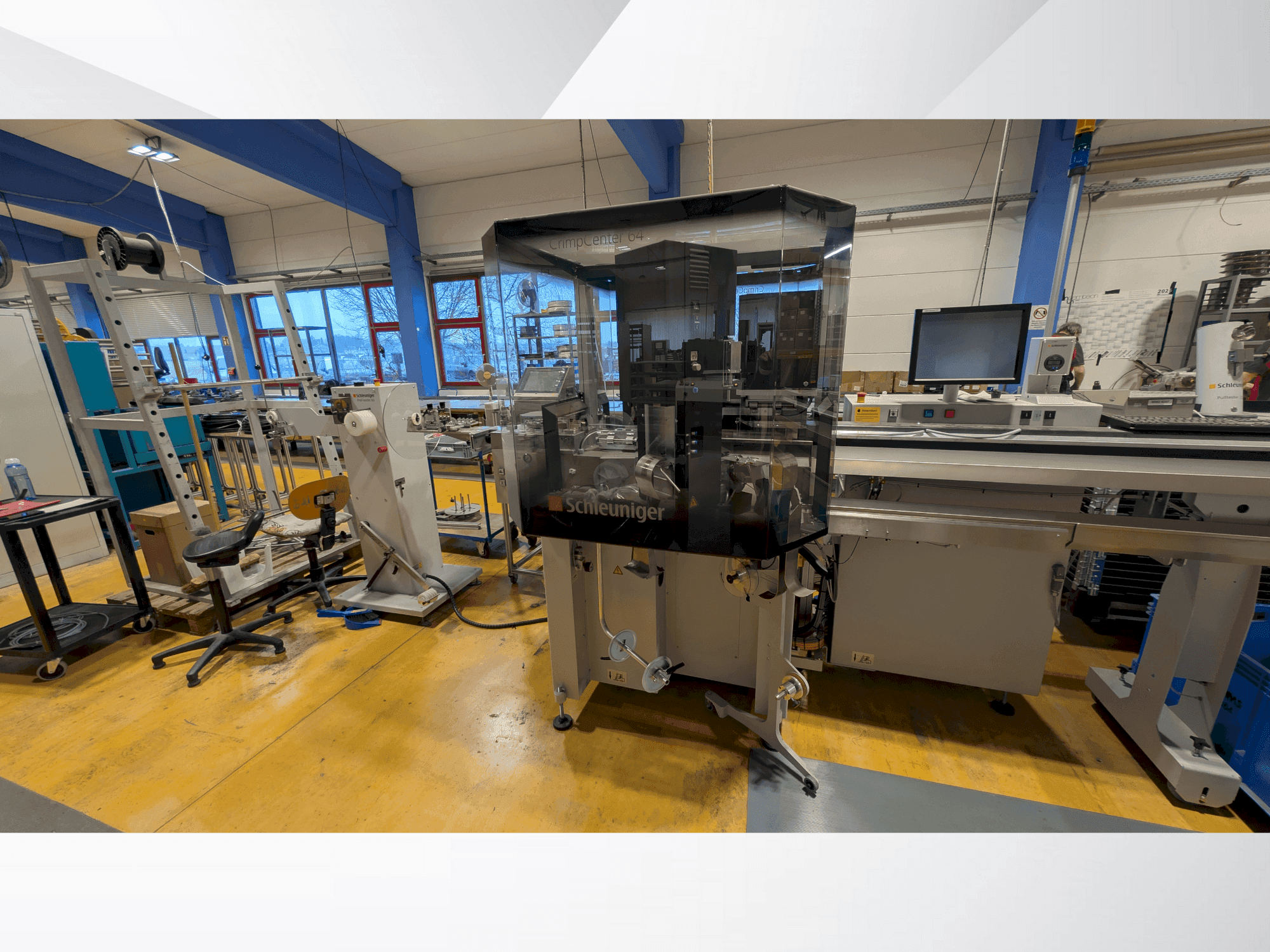 Vooraanzicht van Schleuniger CrimpCenter 64 machine