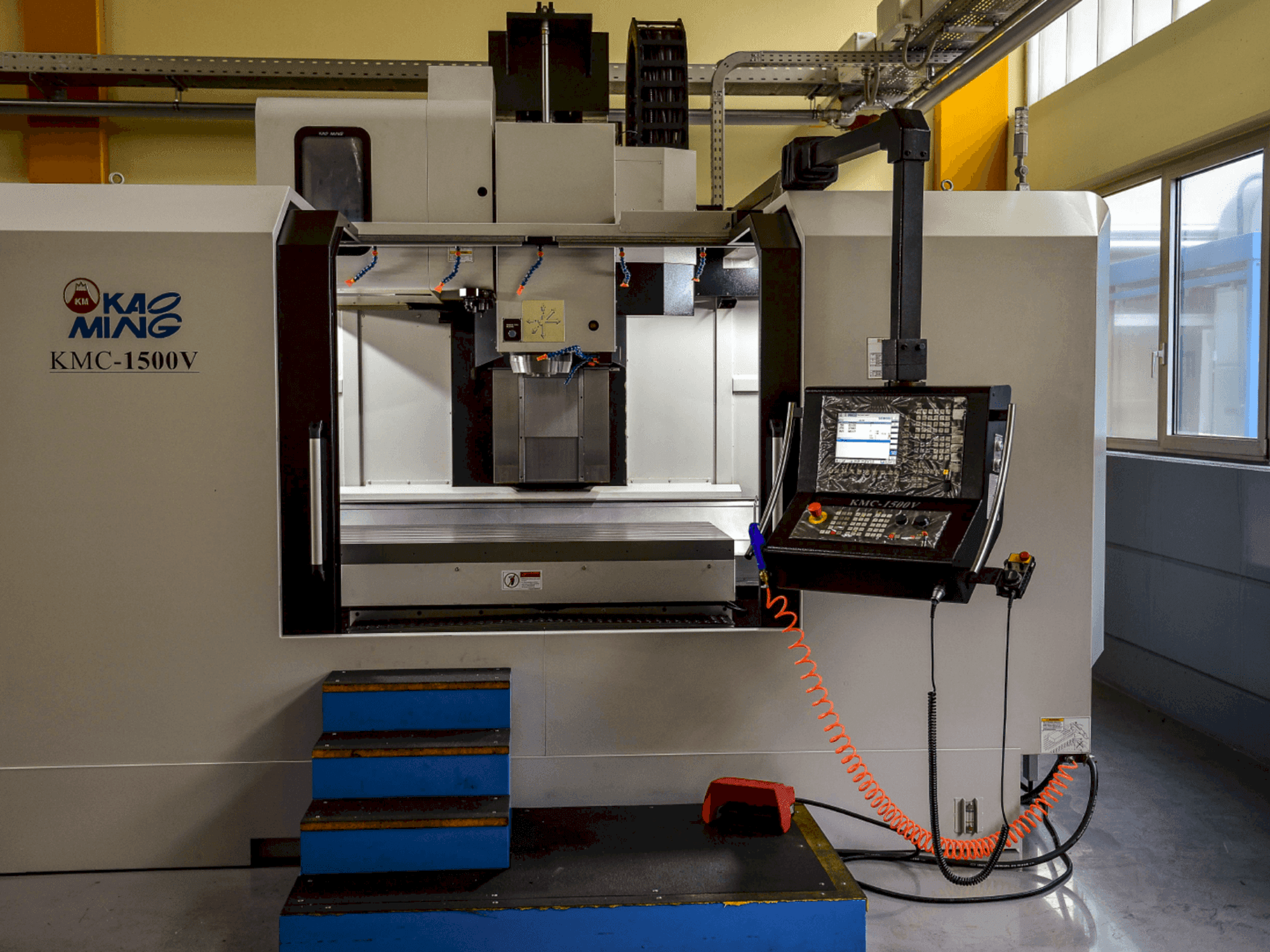 Vooraanzicht van KAOMING KMC 1500 V machine