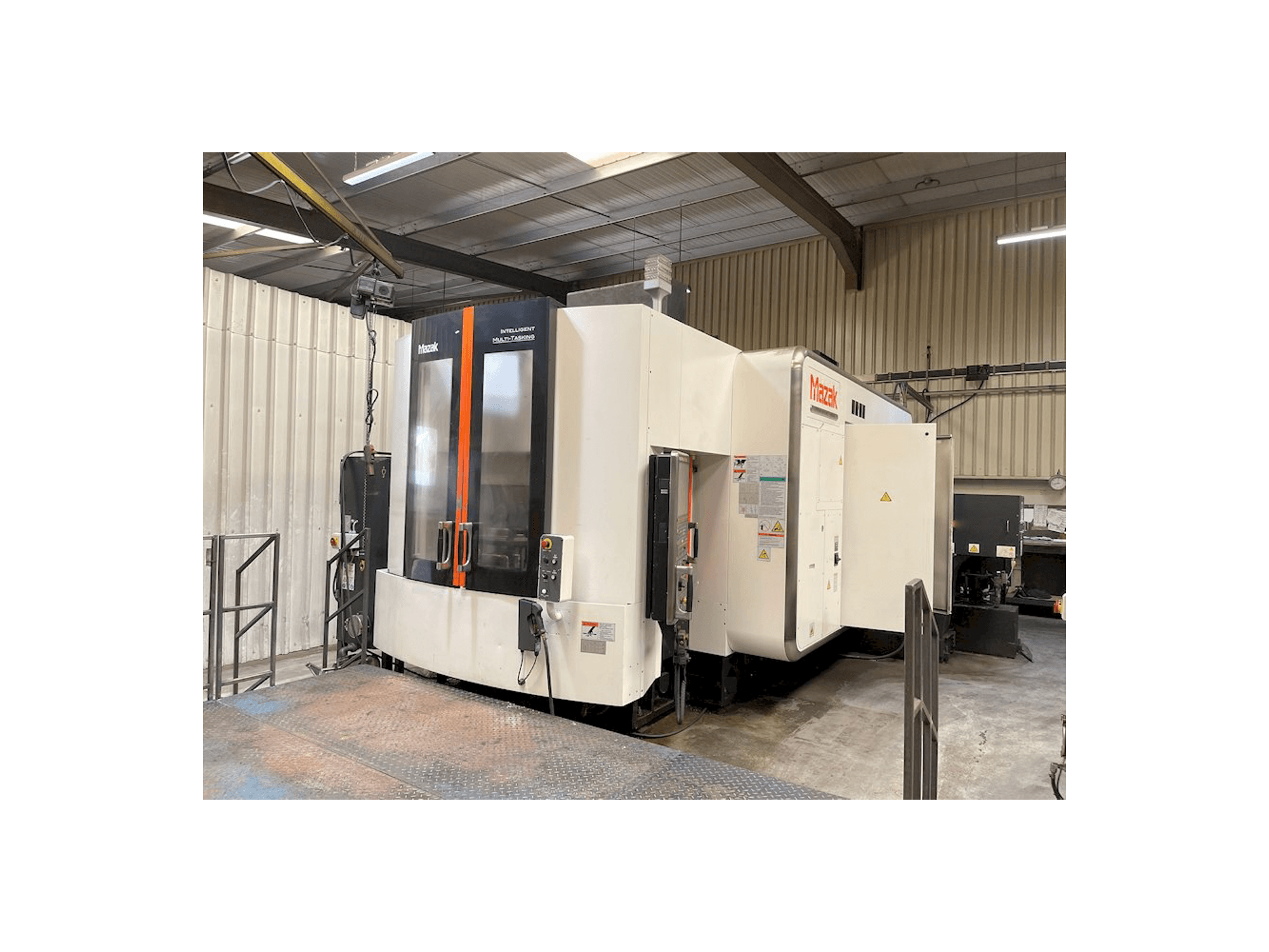 Vooraanzicht van Mazak VARIAXIS i-800 machine