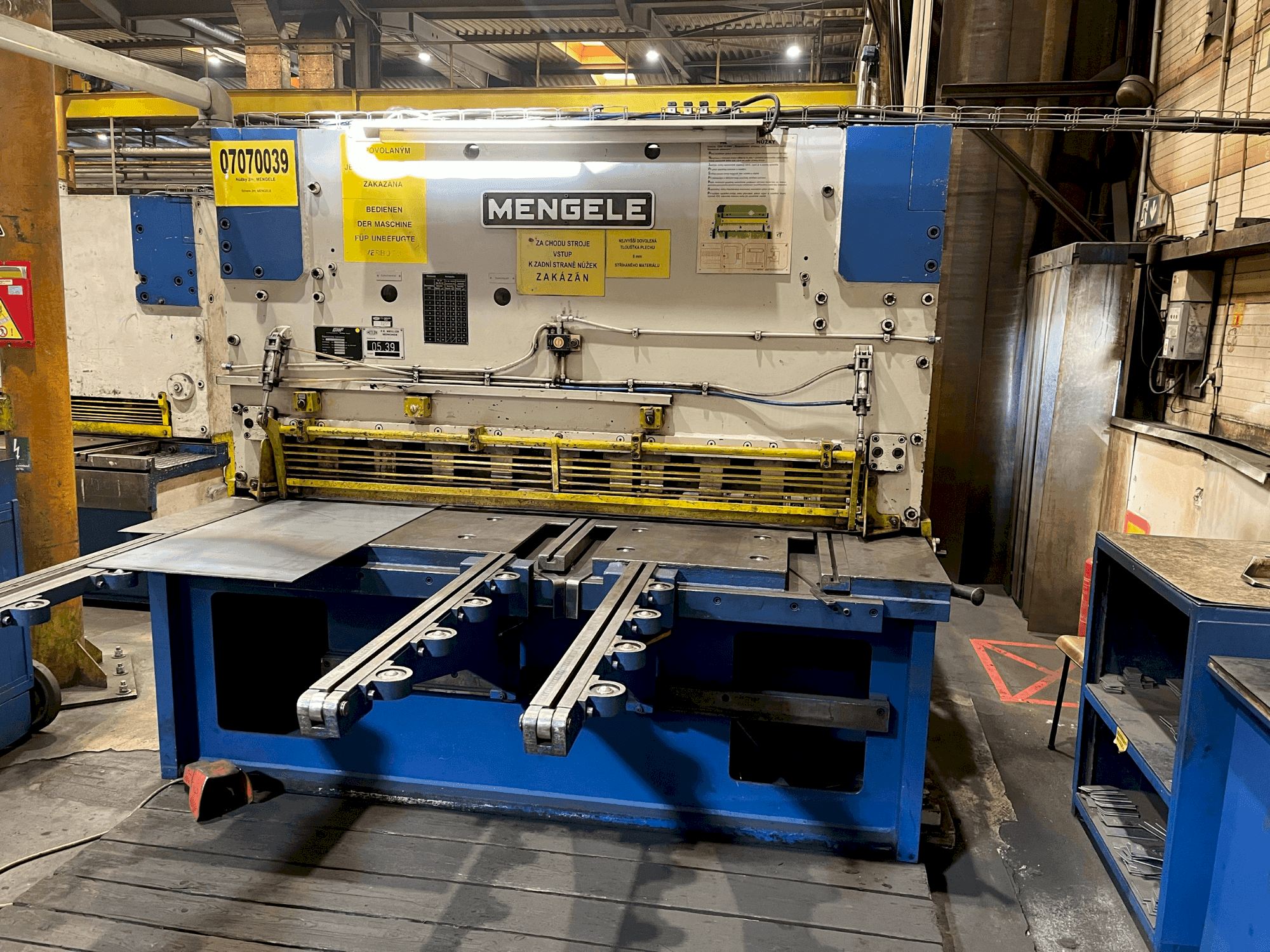 Vooraanzicht van MENGELE S16-2000 machine