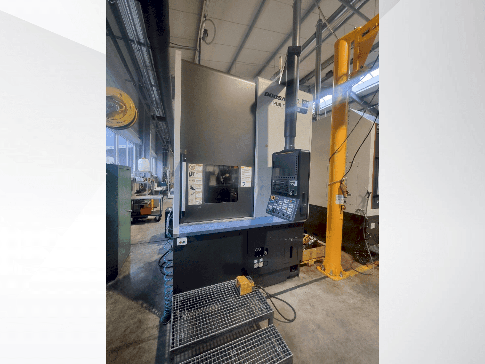 Vooraanzicht van DOOSAN V8300MR machine