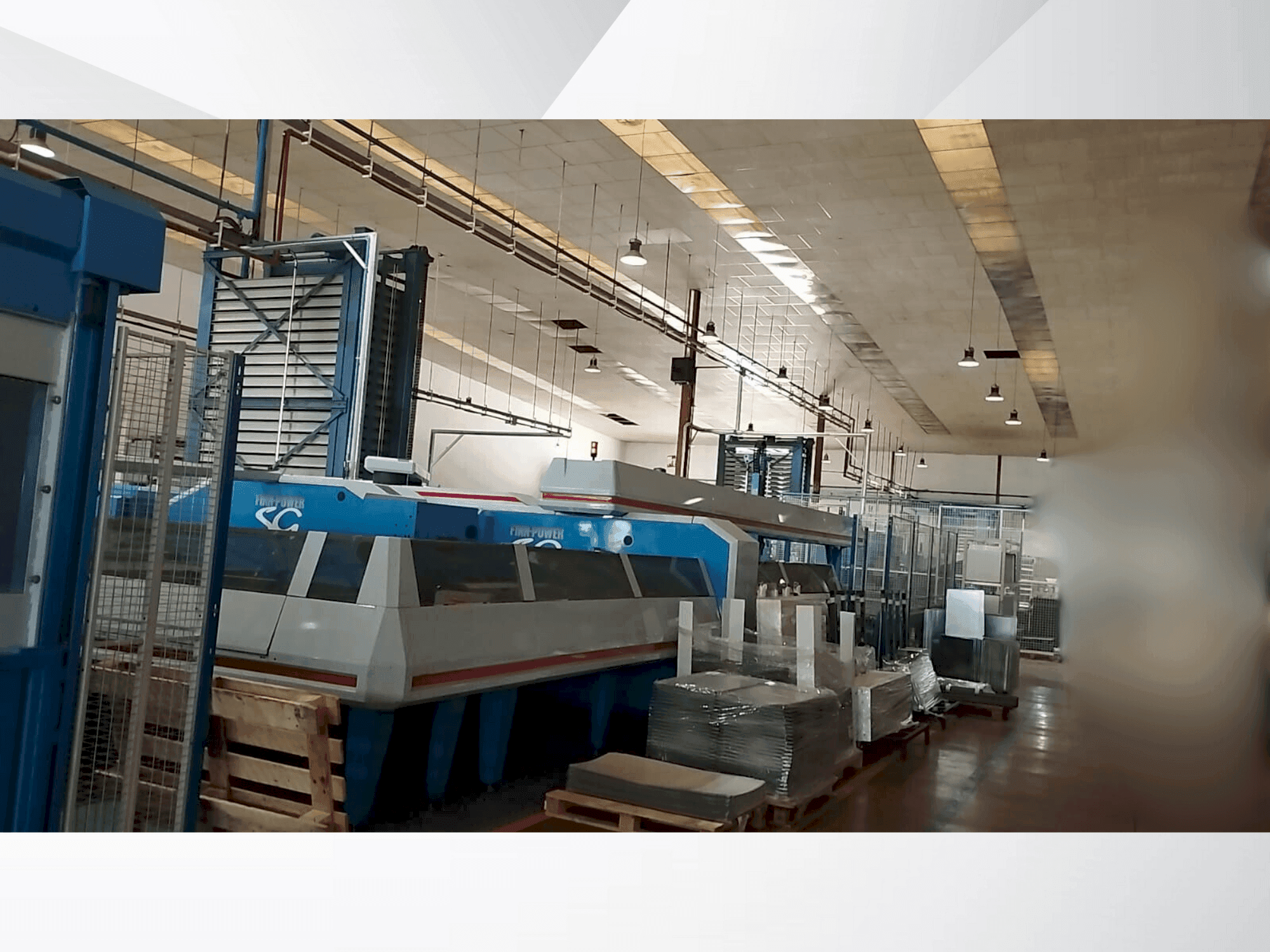 Vooraanzicht van Prima Power Shear Genius 1530 machine