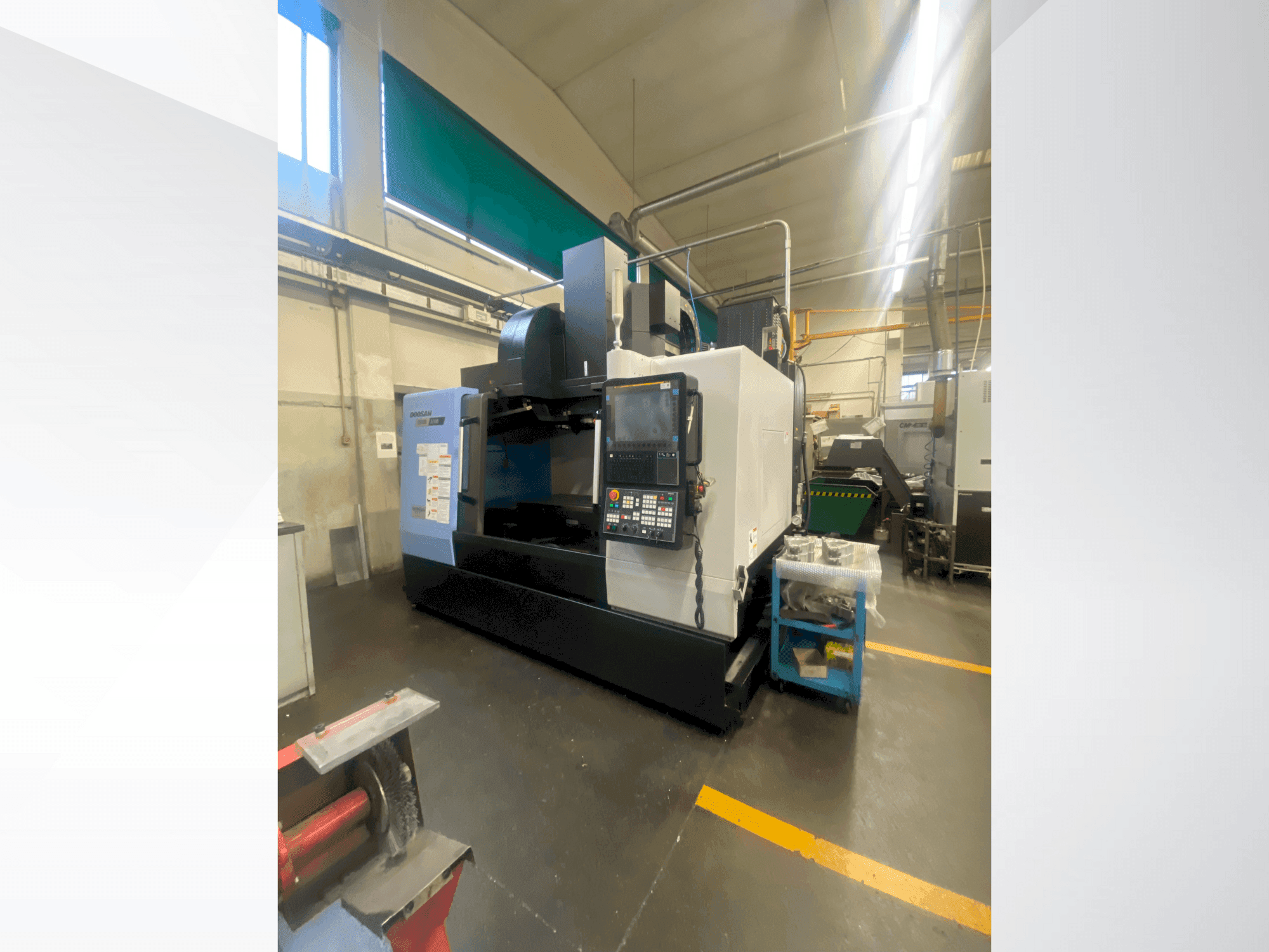 Vooraanzicht van DOOSAN DNM 5700 machine