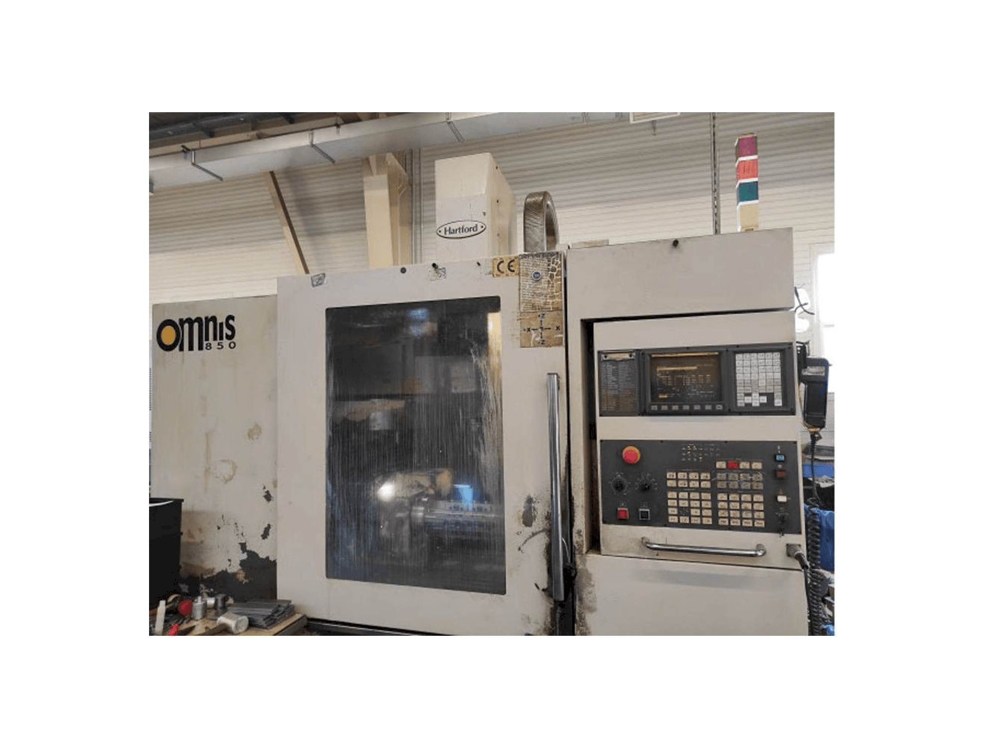 Vooraanzicht van Hartford Omnis 850 machine