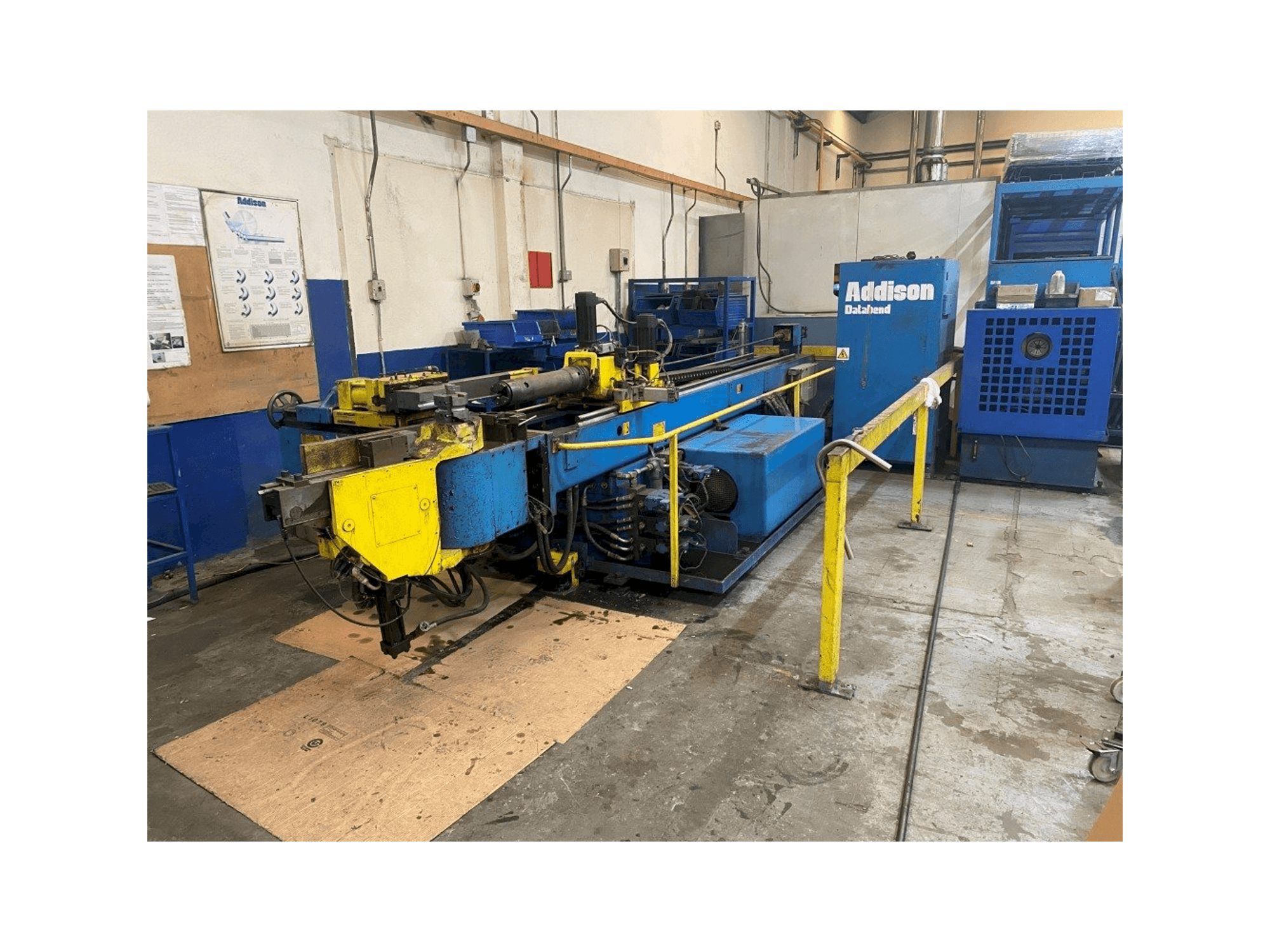 Vooraanzicht van Addison DB-76 3D CNC machine
