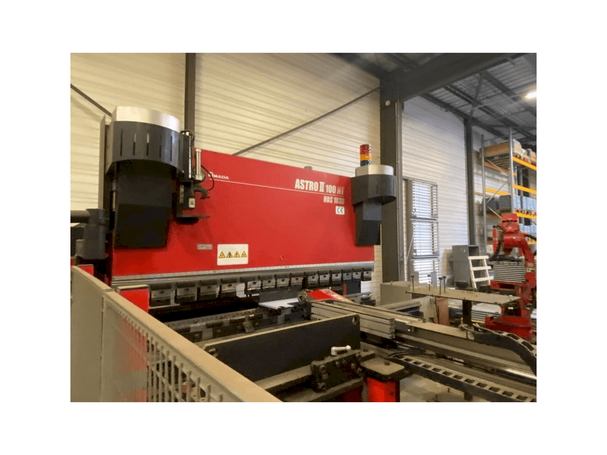 Vooraanzicht van AMADA ASTRO 100NT machine