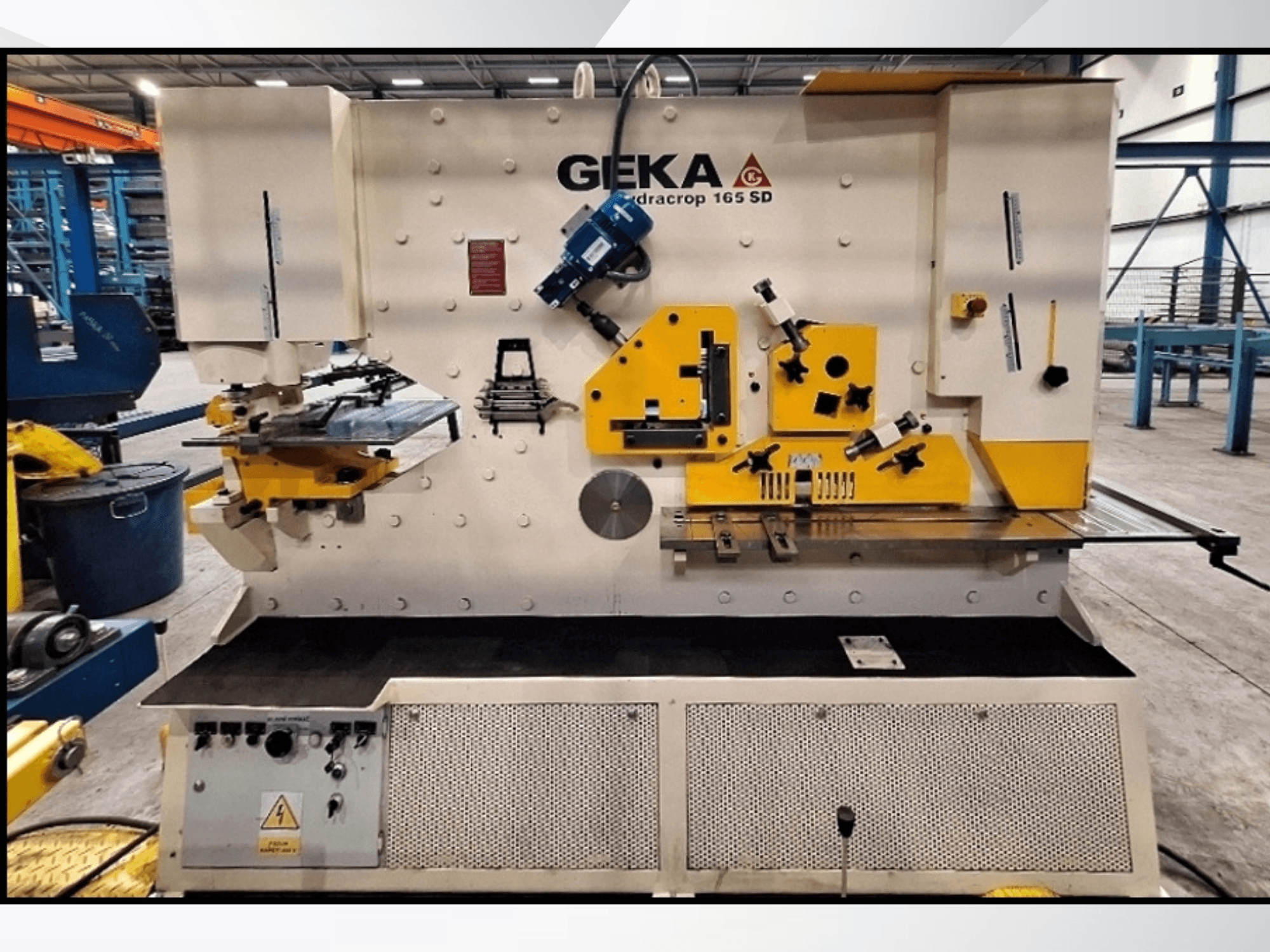CNC-schaar GEKA HYDRACROP 165/300 SD in vooraanzicht, met de bedieningselementen en snijfuncties.