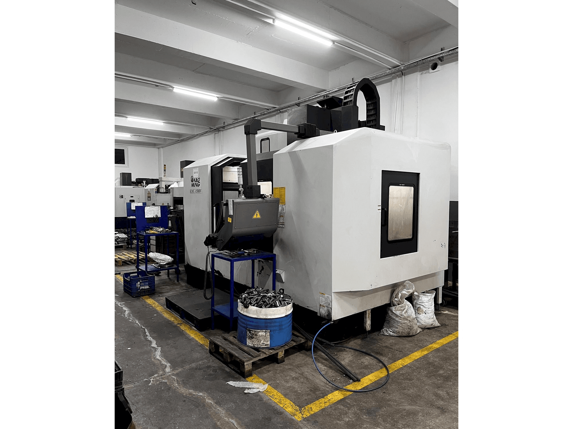 Vooraanzicht van KAOMING KMC 1500V machine