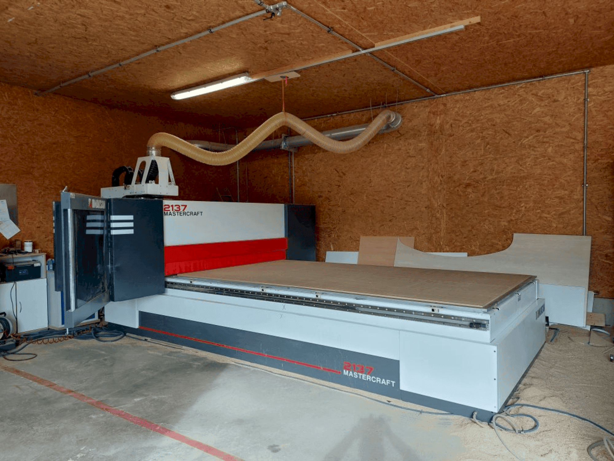 Vooraanzicht van OMAKSAN Mastercraft 217 machine