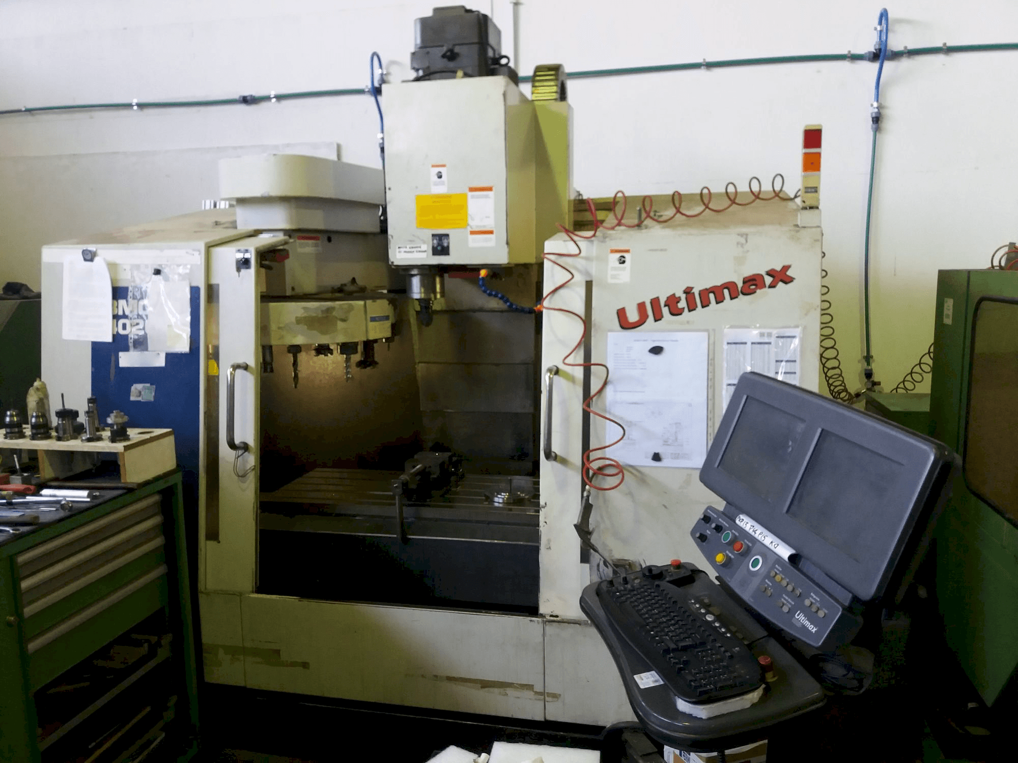 Vooraanzicht van Hurco BMC 420 HT machine