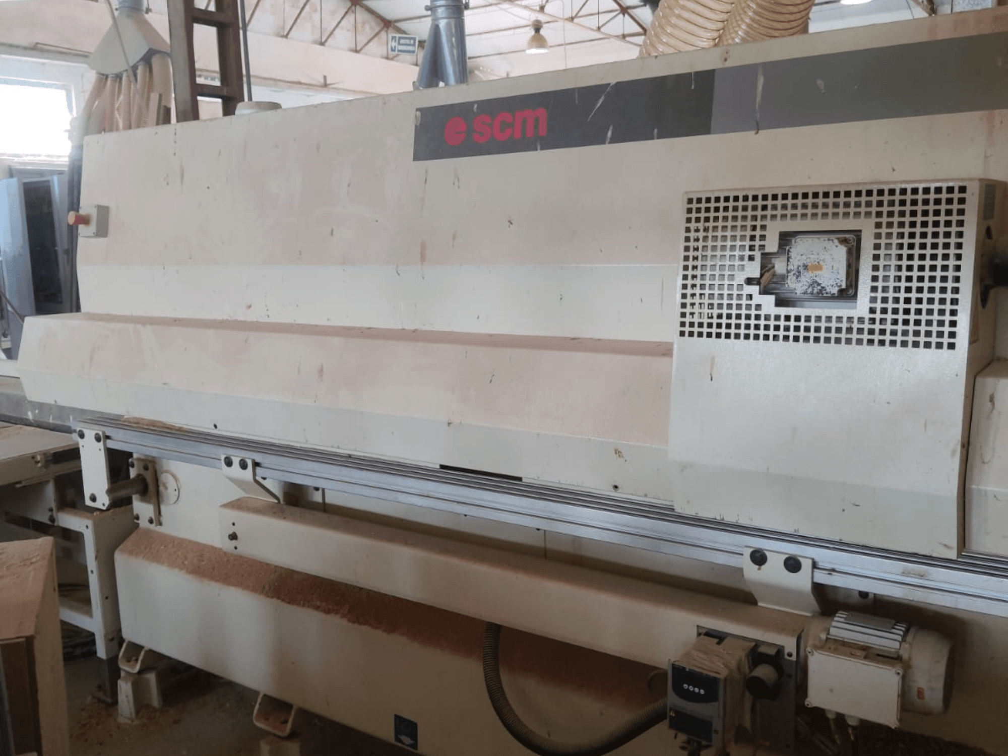 CNC-houtbewerkingscentrum SCM Windor60, vooraanzicht. Op de foto zijn de bedieningselementen en het stofafzuigsysteem te zien, met daaronder houtkrullen.