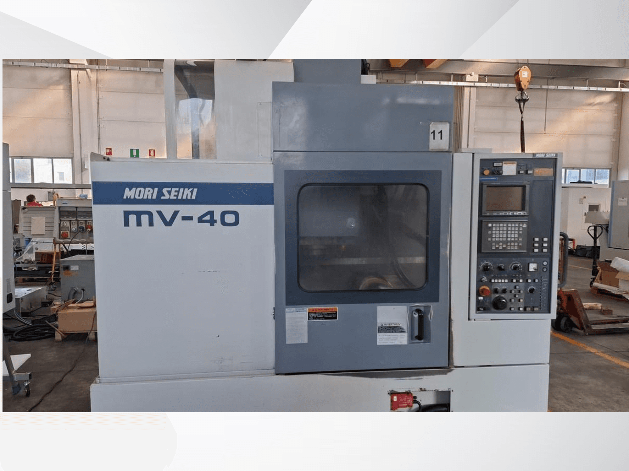 MORI SEIKI MV-40 verticaal bewerkingscentrum, vooraanzicht met bedieningspaneel en venster, in een werkplaats.