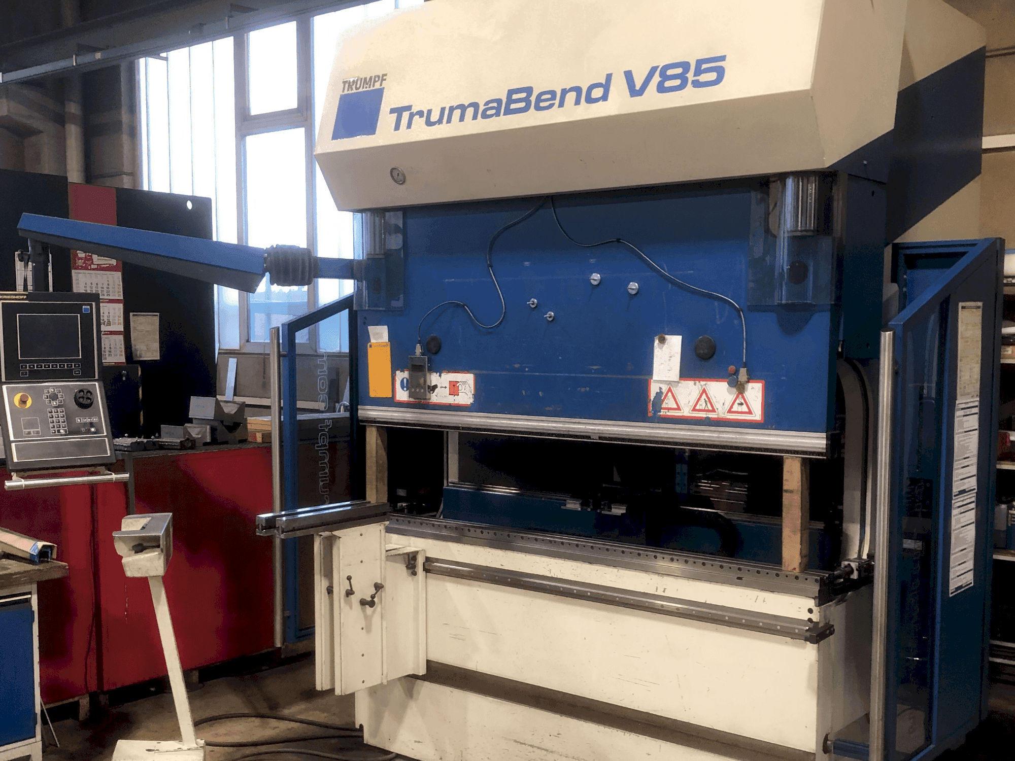 Vooraanzicht van TRUMPF TrumaBend V85X machine