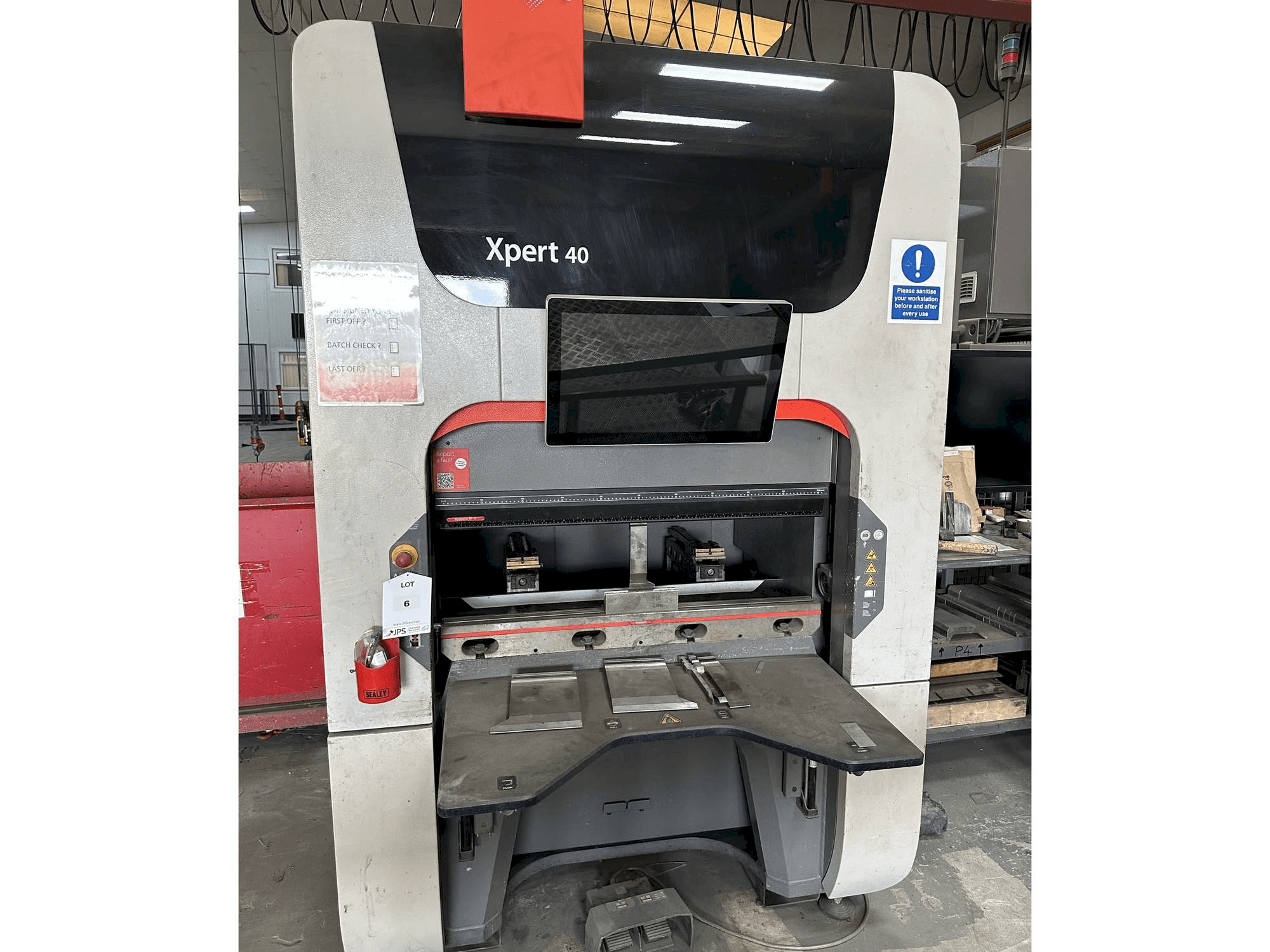 Vooraanzicht van Bystronic Xpert 40/1030 machine