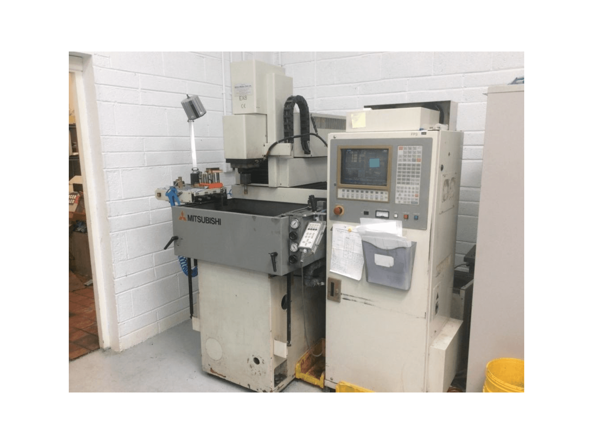 Vooraanzicht van Mitsubishi EX 8 machine